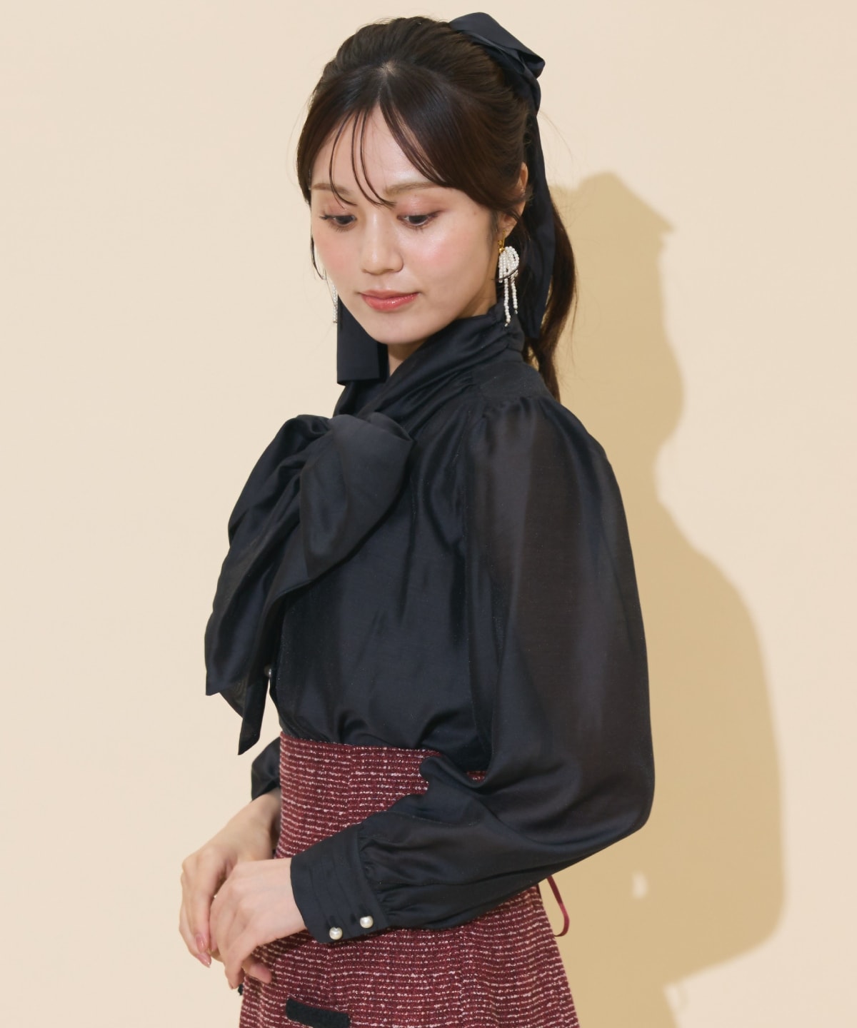 ボリュームリボンタイブラウス