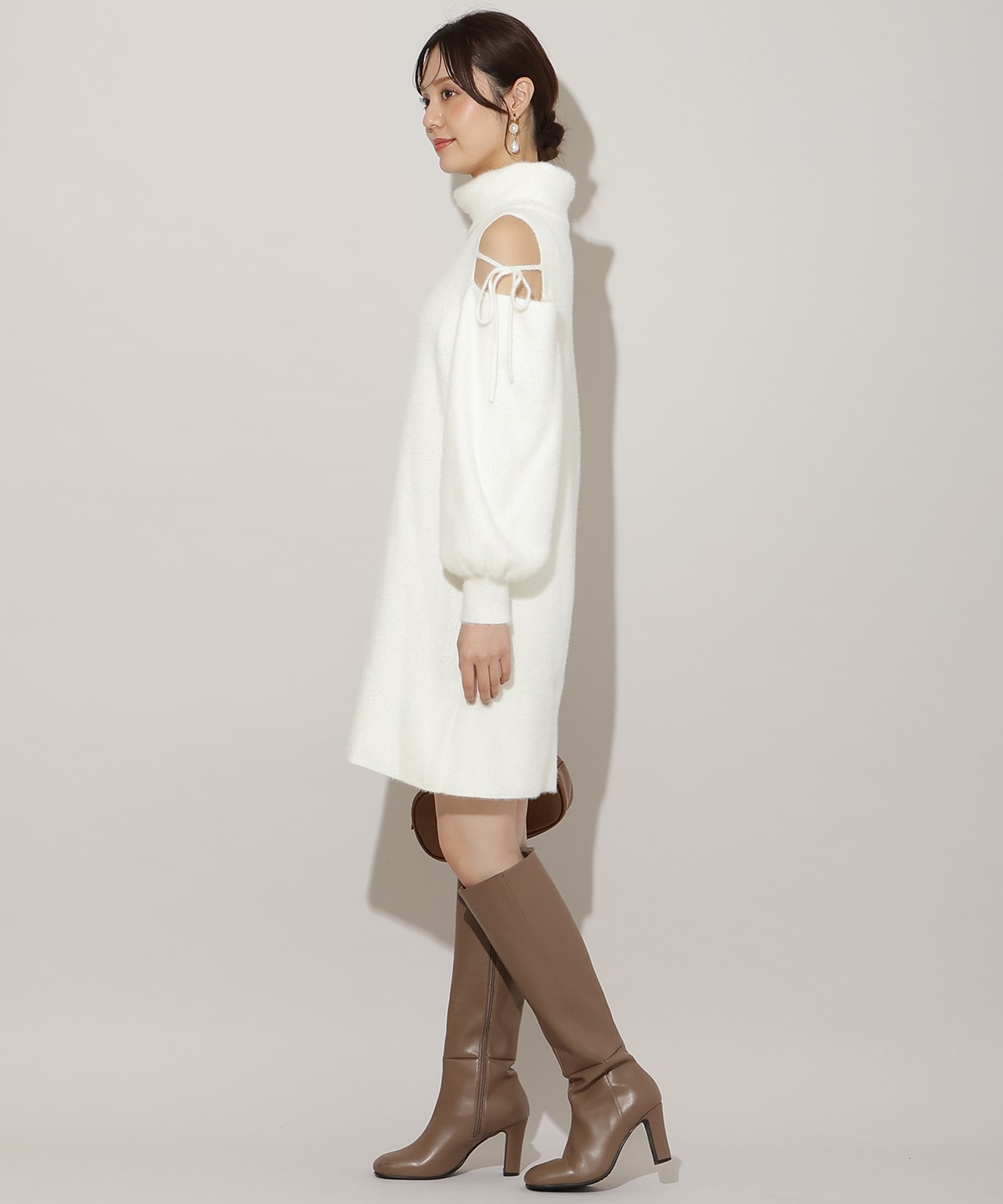 オープンショルダーラメフェザーニットワンピース