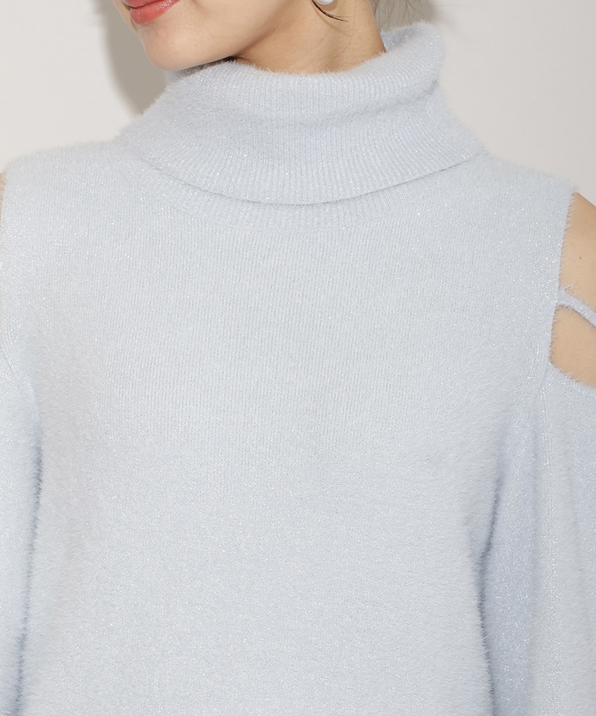 オープンショルダーラメフェザーニットワンピース