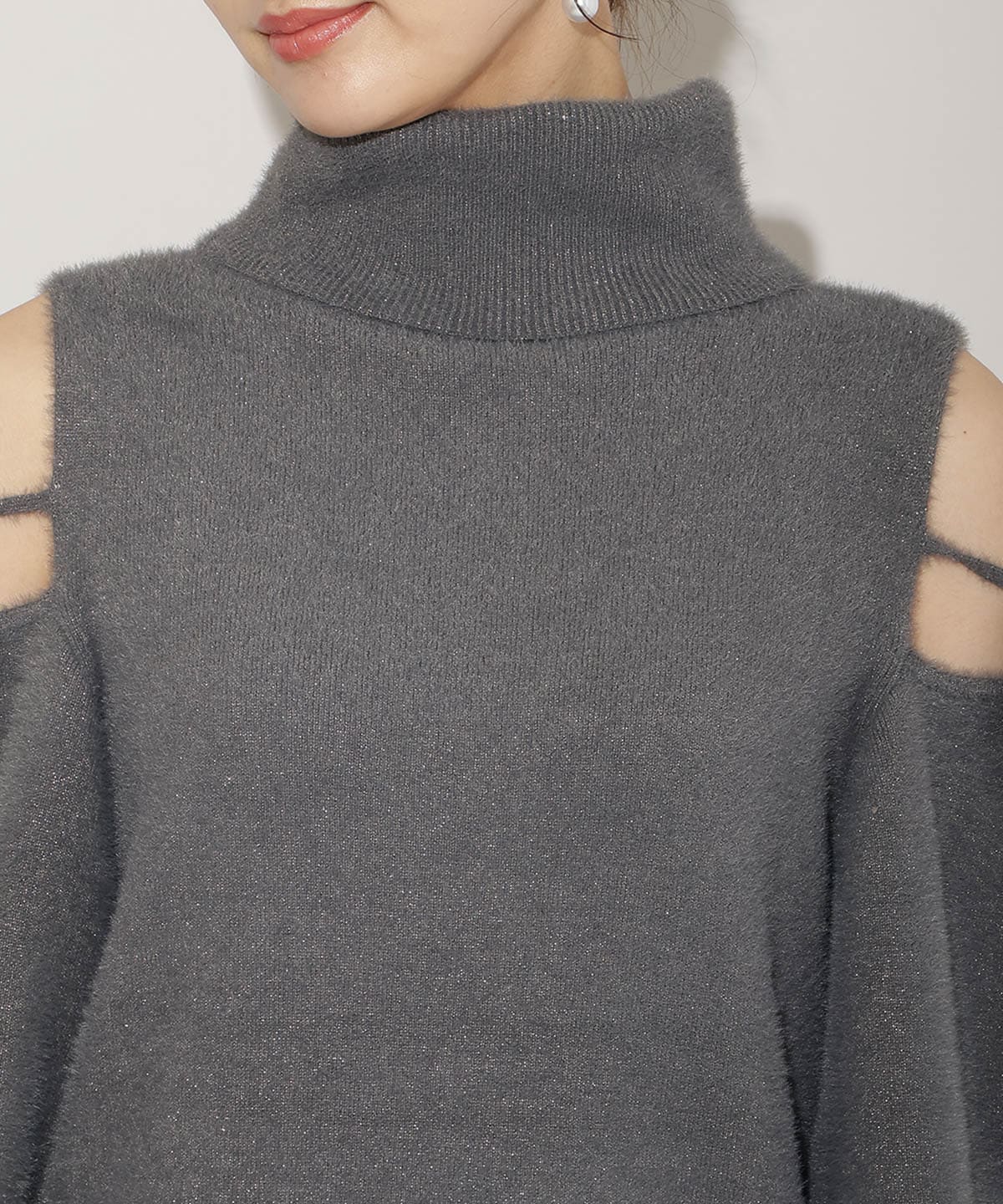 オープンショルダーラメフェザーニットワンピース