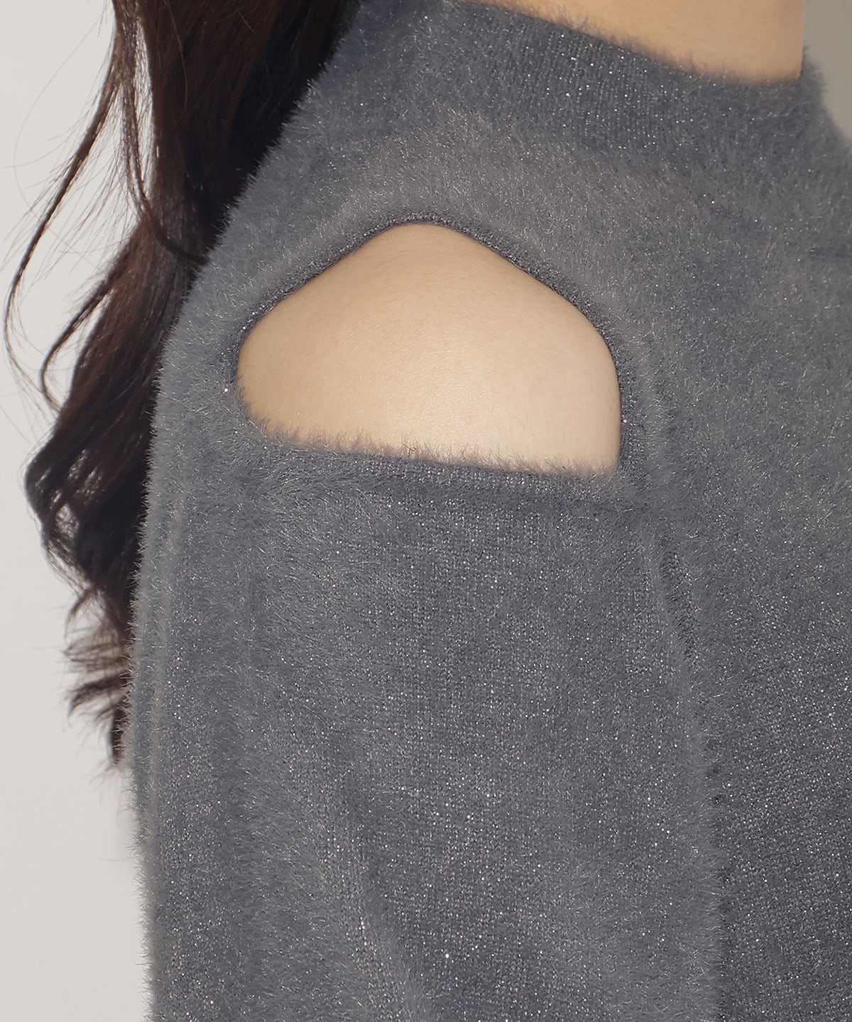 ショルダースリットフェザープルオーバー