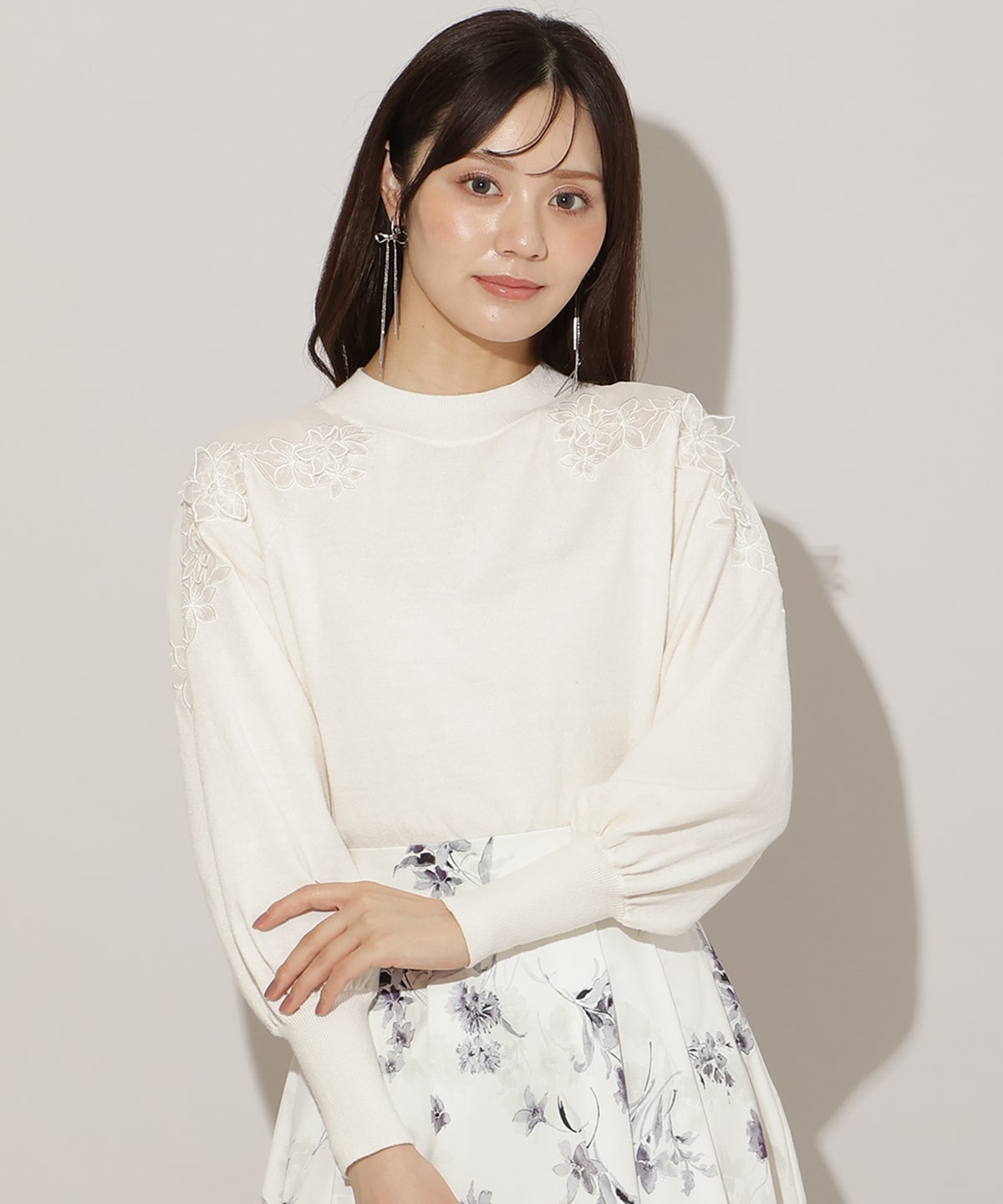 ショルダーエンブロイダリーニット