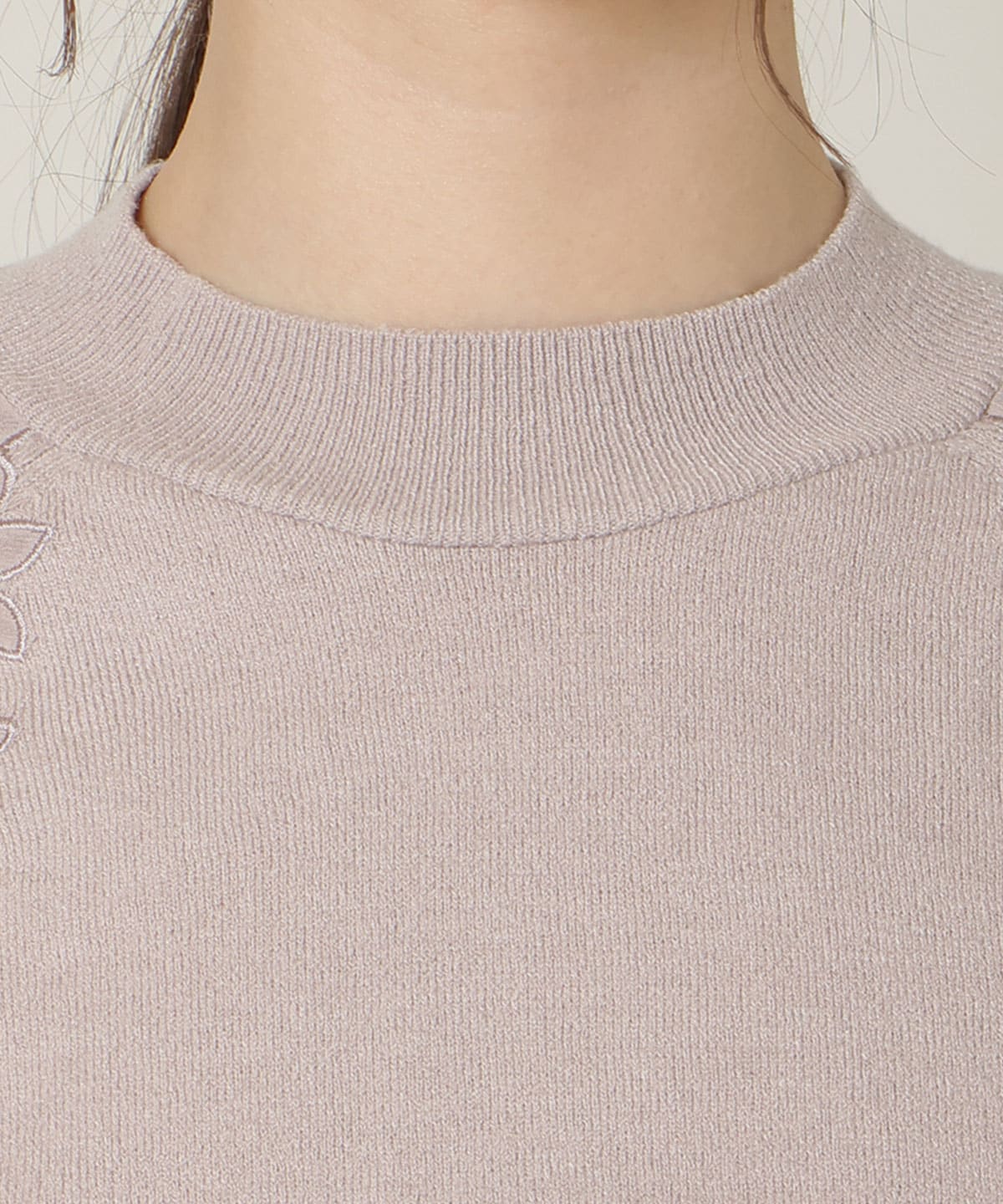 ショルダーエンブロイダリーニット