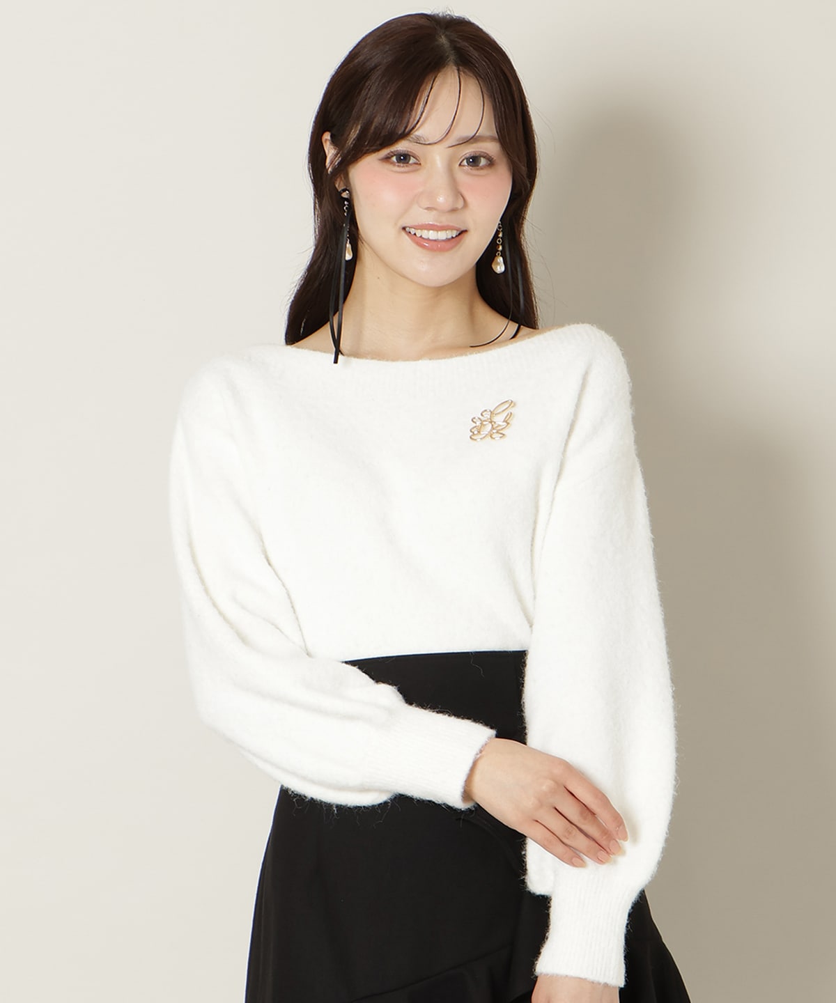 ブローチ付きオフショルニット