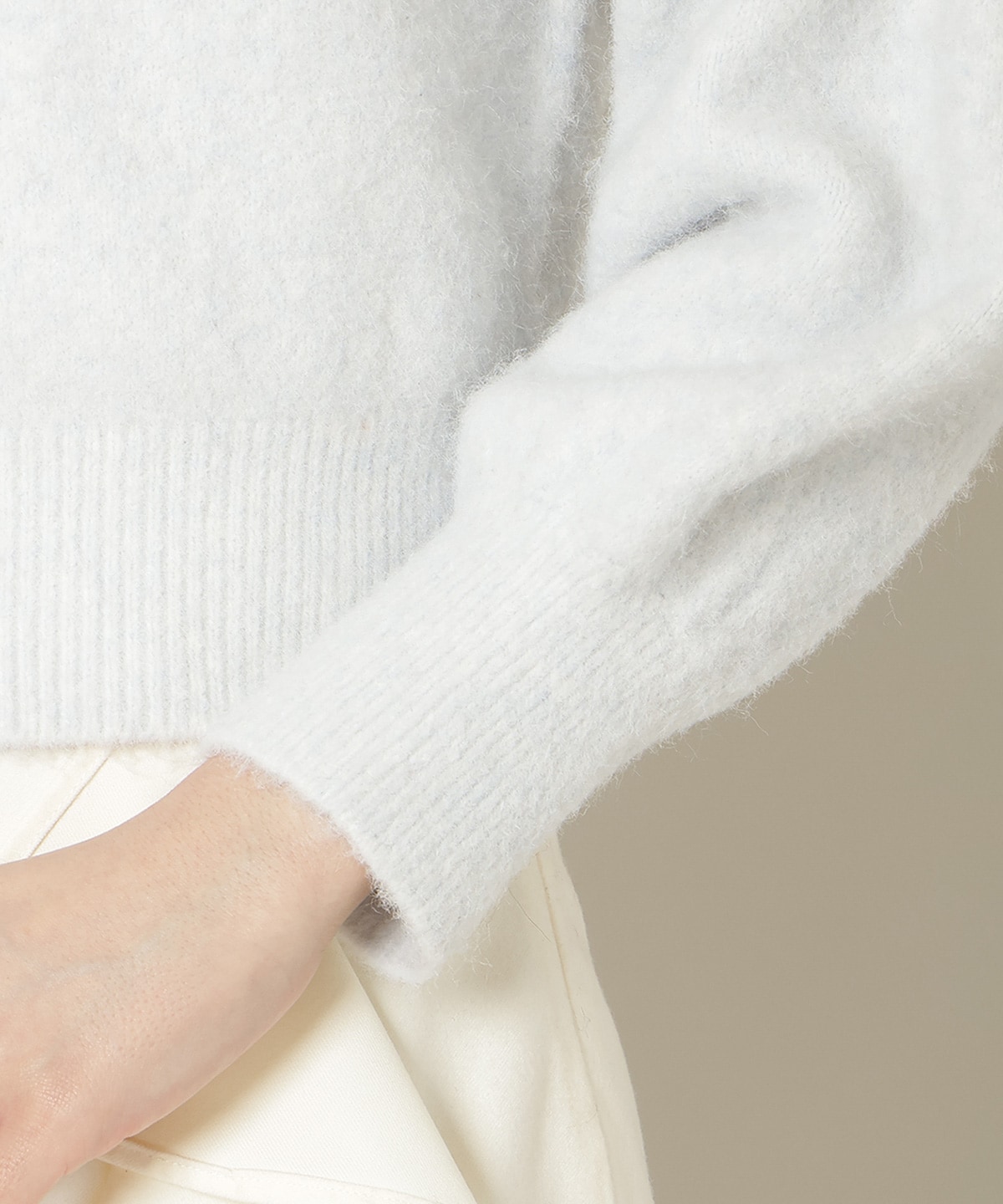 ブローチ付きオフショルニット