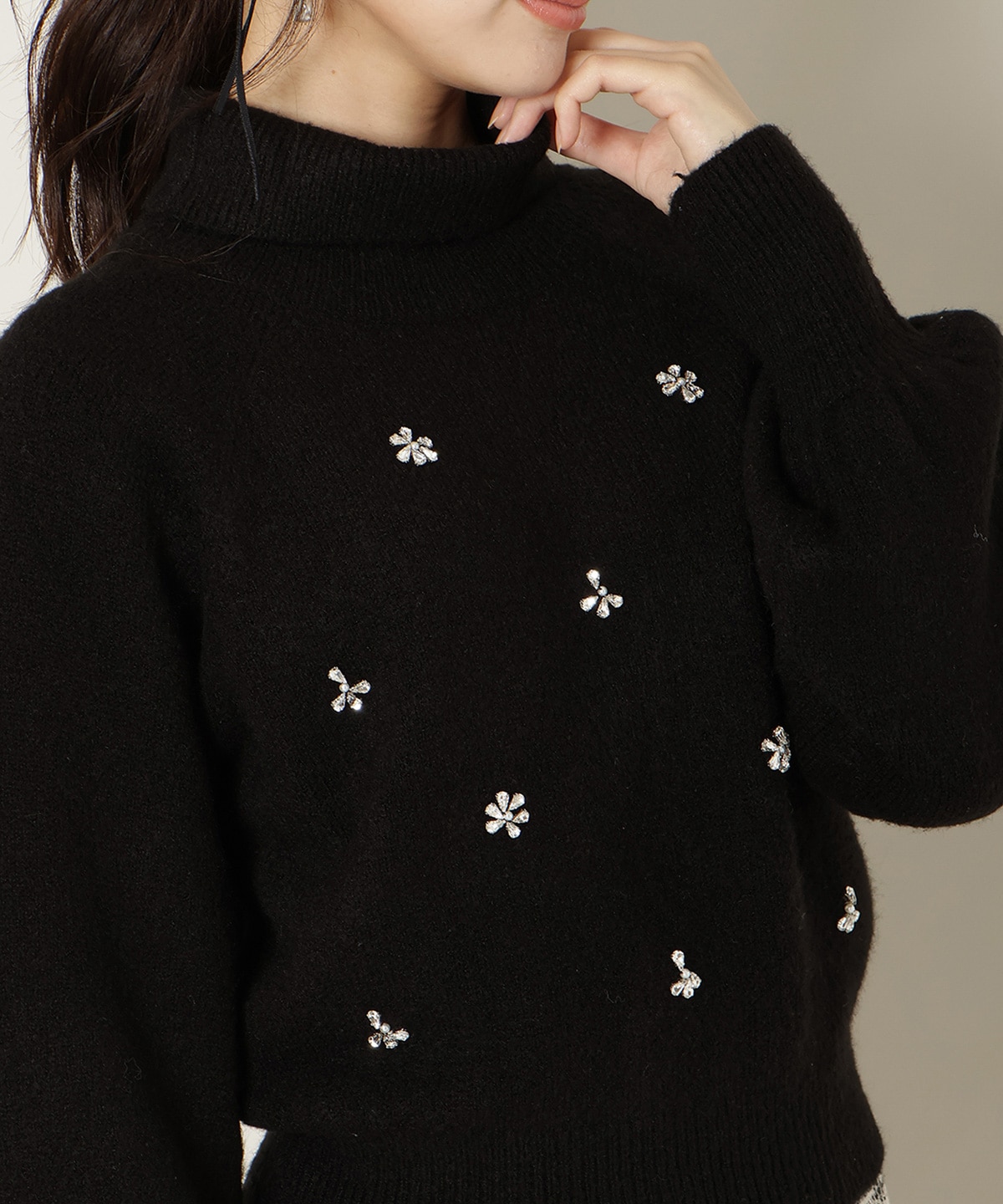 ビジューハイネックニットプルオーバー