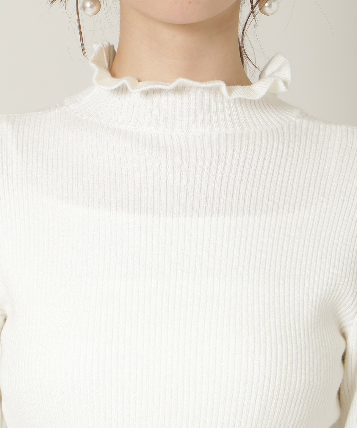 フリルネックプルオーバー