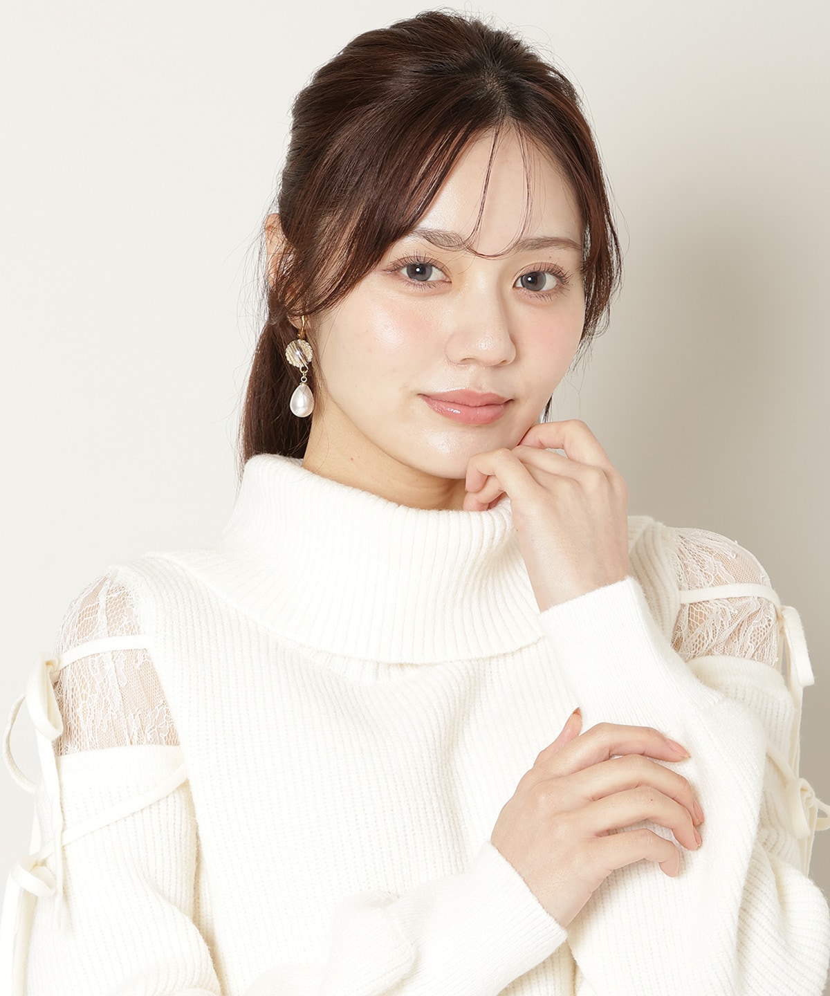 レースショルダーオフタートルニット