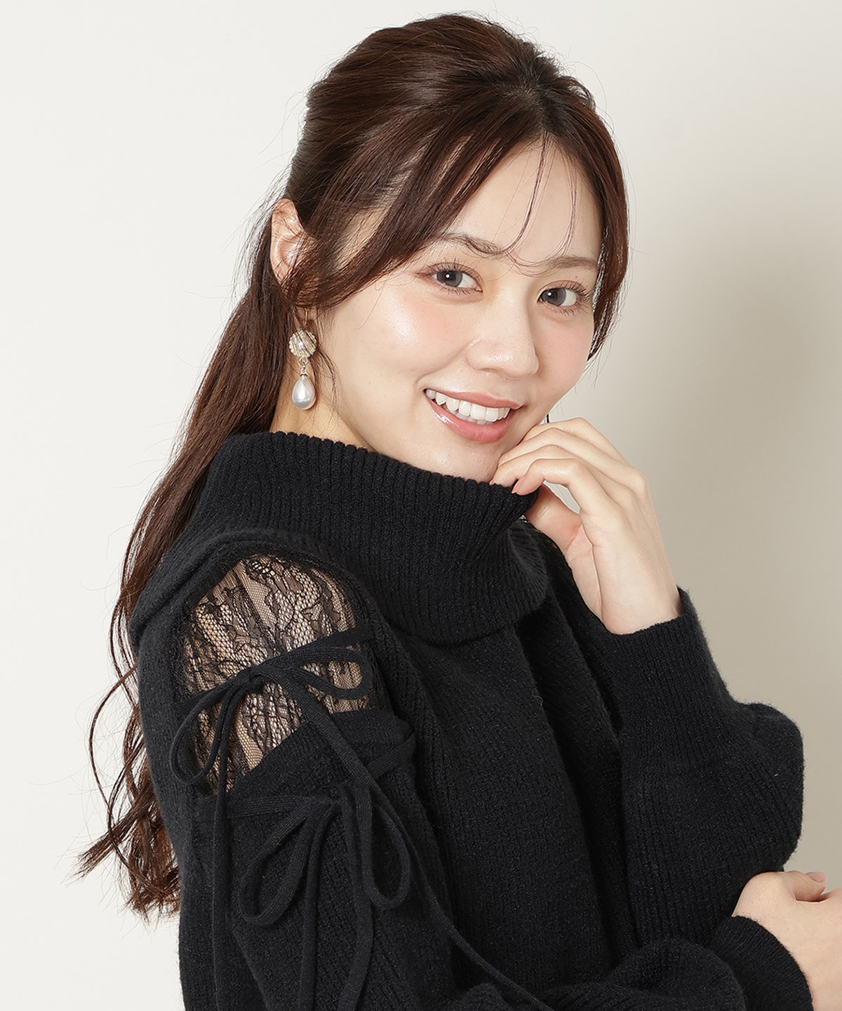 レースショルダーオフタートルニット