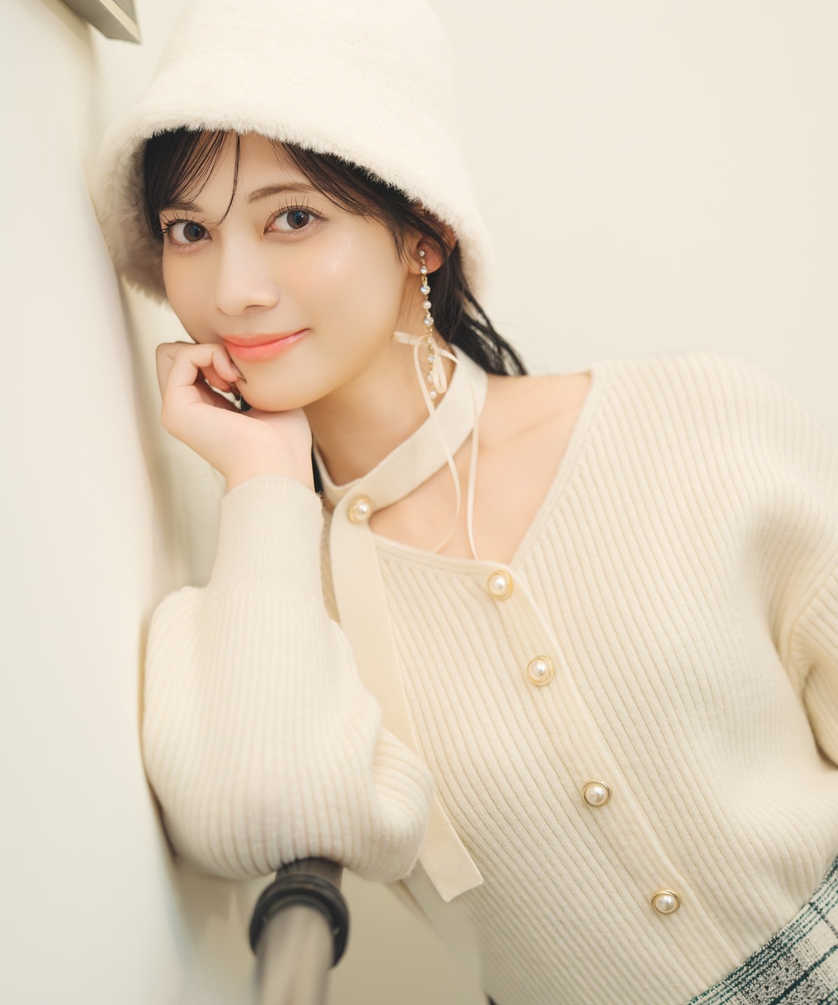 Vネックチョーカーリブニット