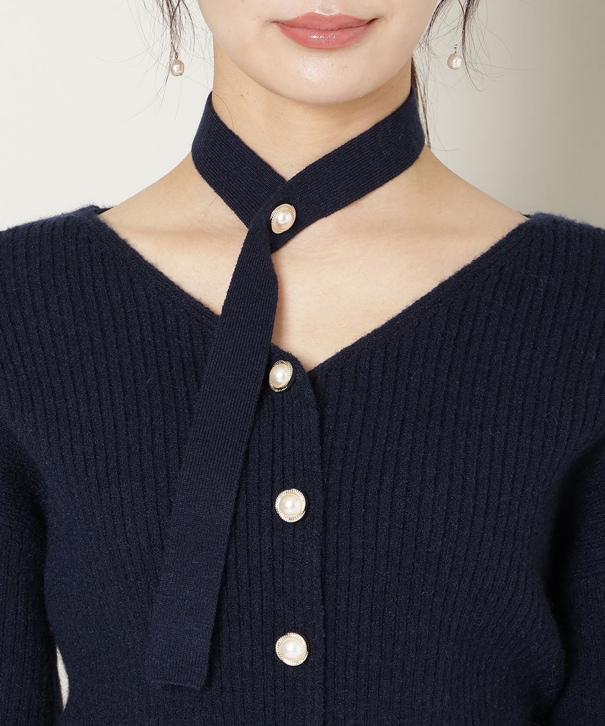 Vネックチョーカーリブニット