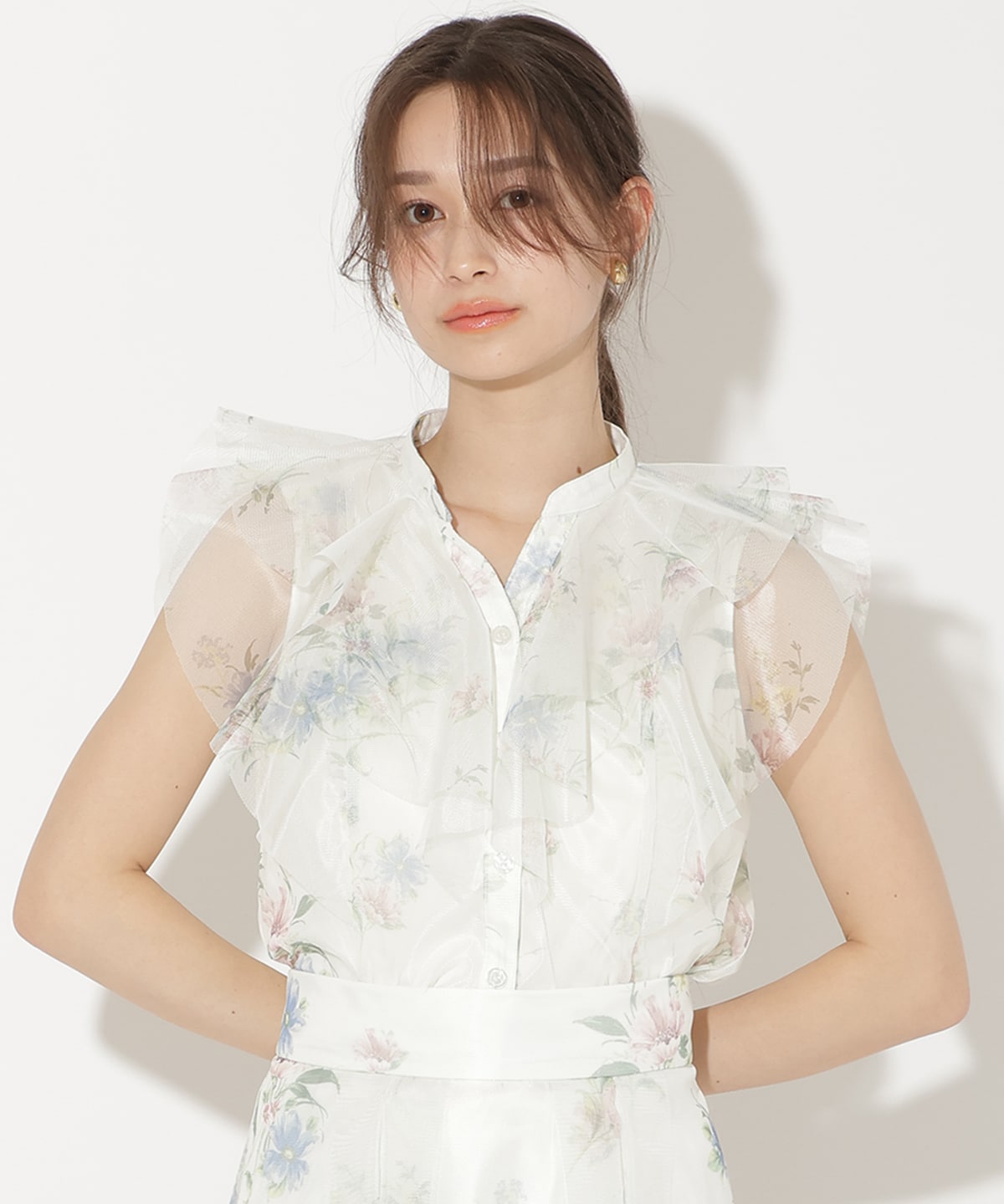 フラワーメッシュラッフルブラウス