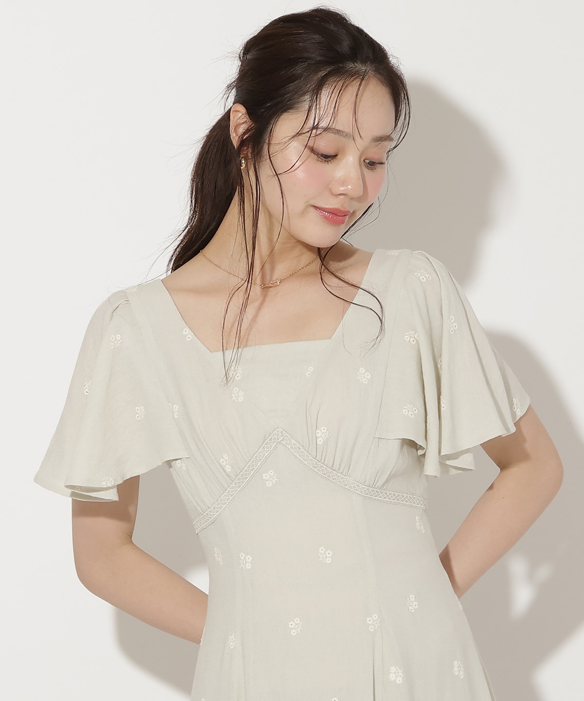 小花刺繍フレアスリーブワンピース