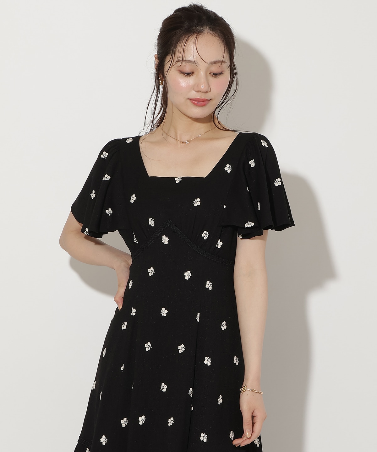 小花刺繍フレアスリーブワンピース