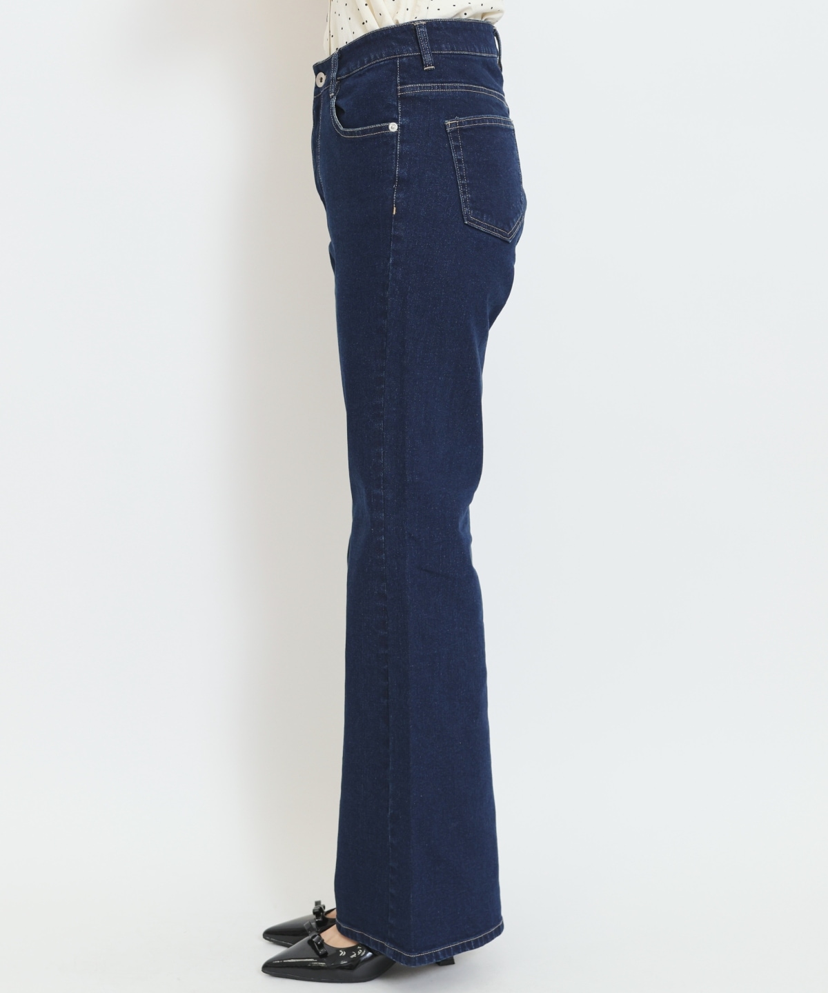 美脚ロゴ刺繍セミフレアデニムパンツ