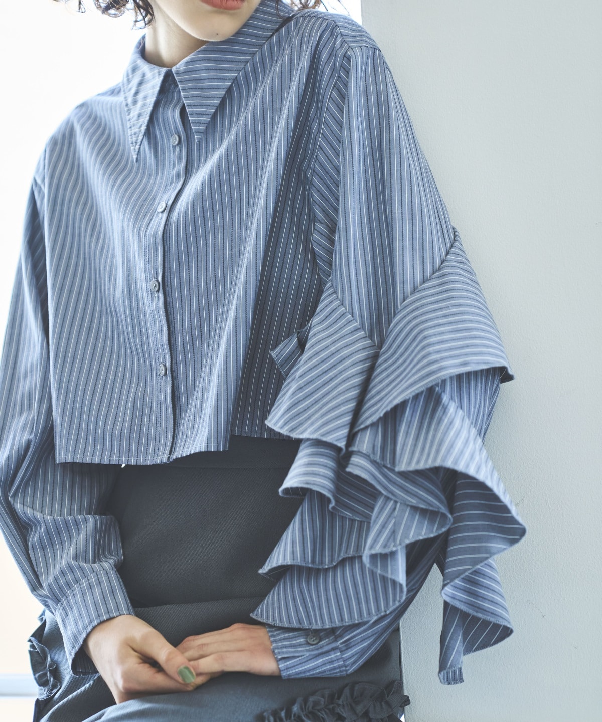 ストライプアシメフリルクロップドシャツ