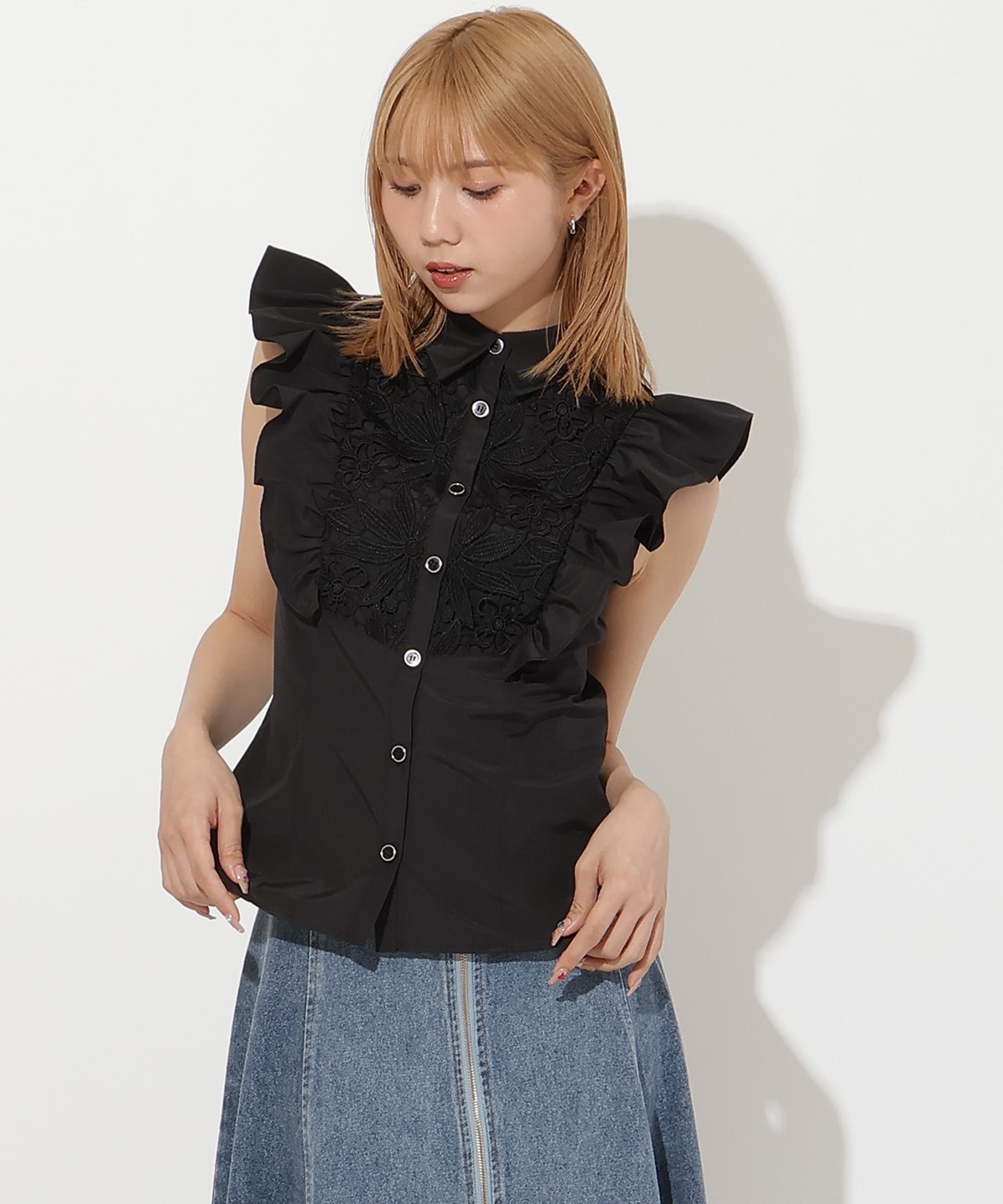肩フリル刺繍シャツ