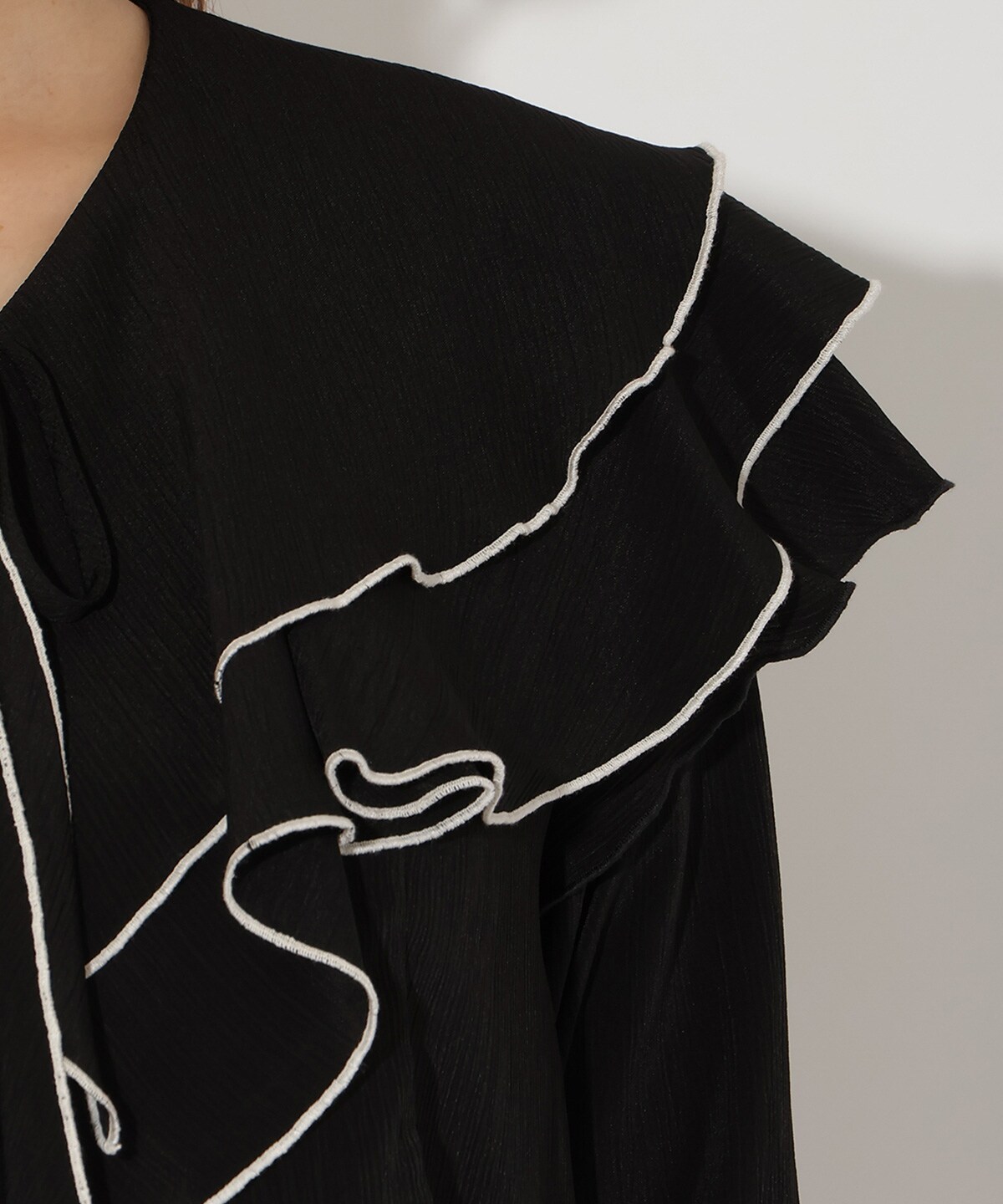 ラッフルハーフスリーブブラウス