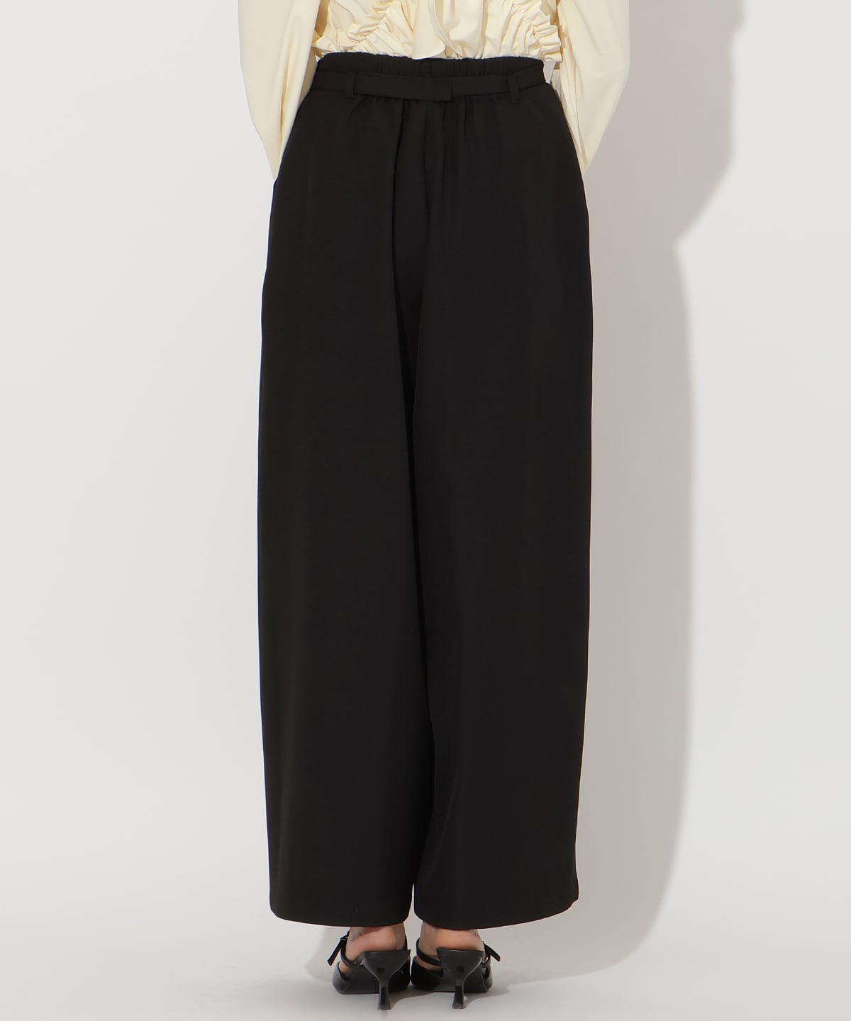 タックワイドパンツ