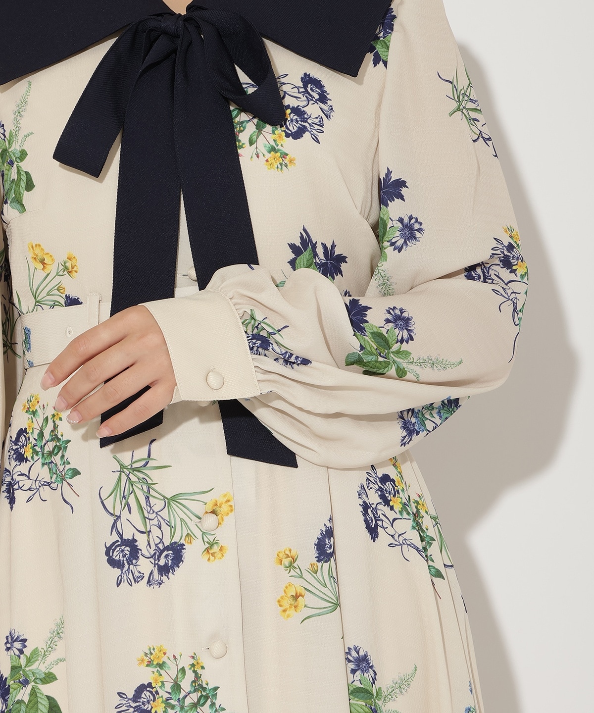 ドローイングフラワー配色襟長袖ワンピース