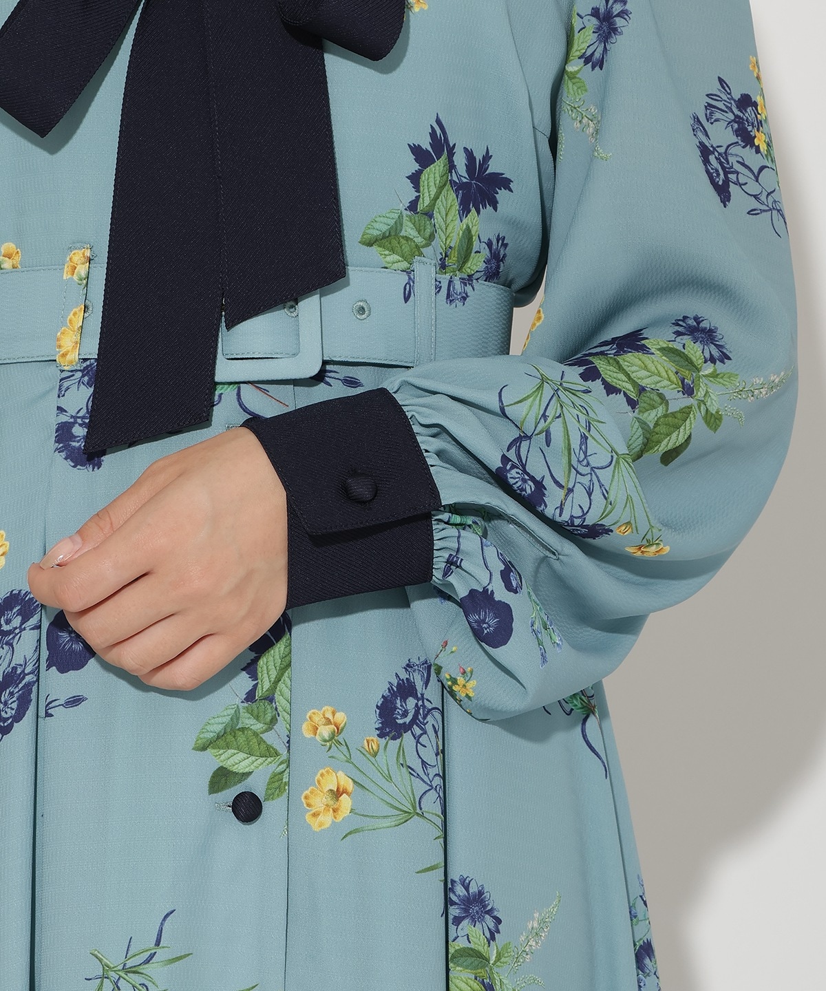 ドローイングフラワー配色襟長袖ワンピース