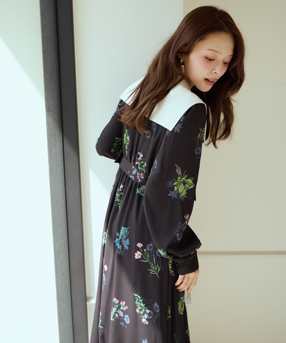 ドローイングフラワー配色襟長袖ワンピース