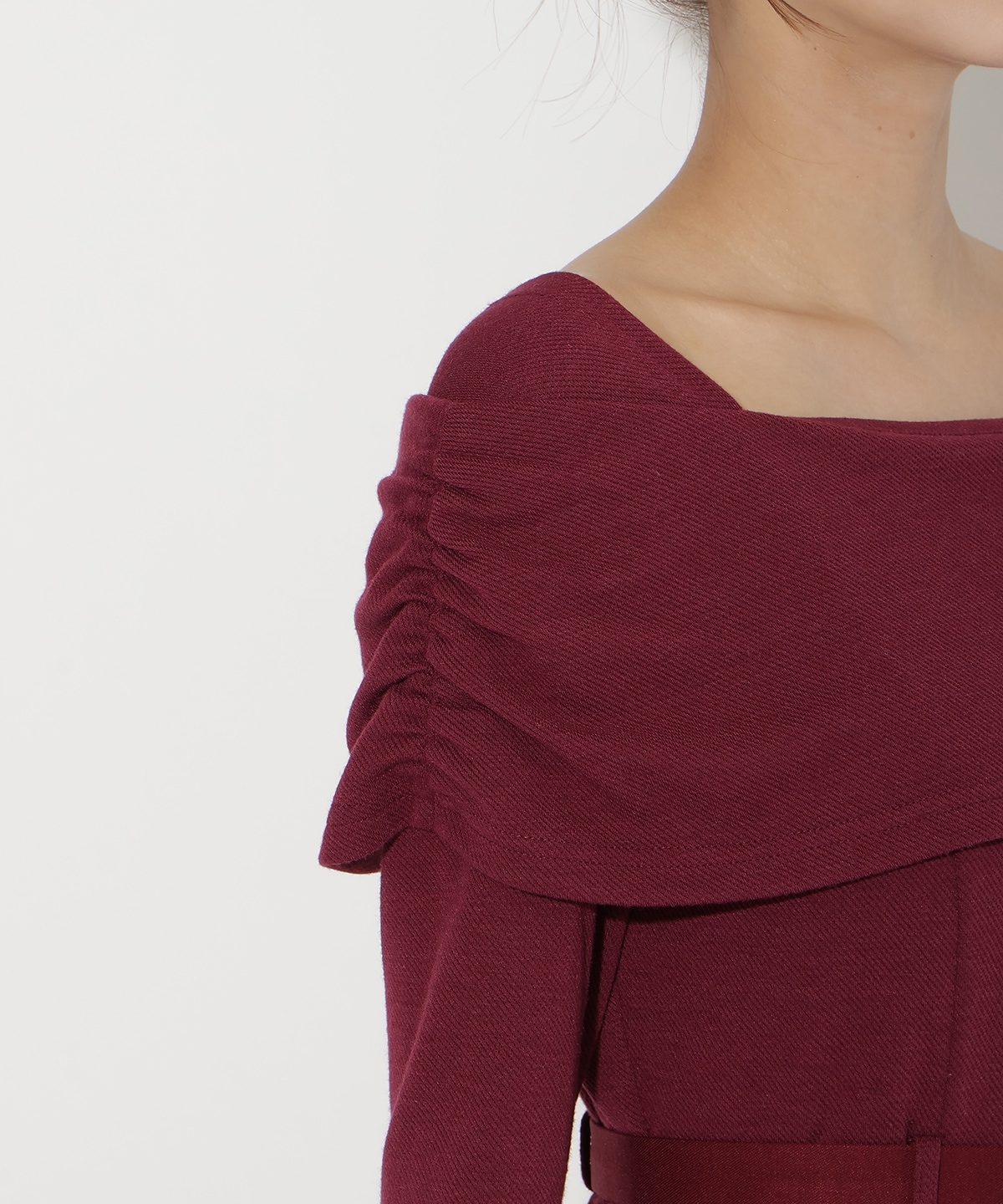 ベルト付きオフショルカットワンピース