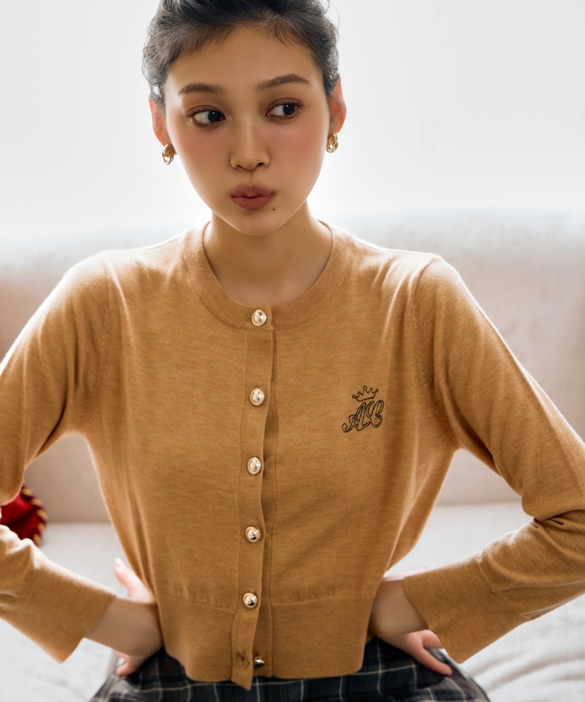 刺繍クルーネックカーディガン(F キャメル): AND COUTURE｜公式