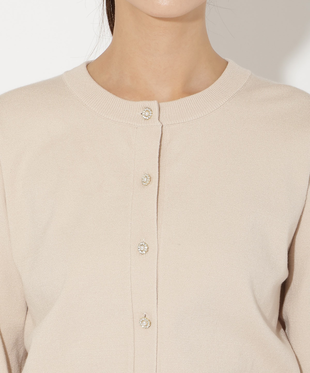 ビジューボタンクルーネックカーディガン