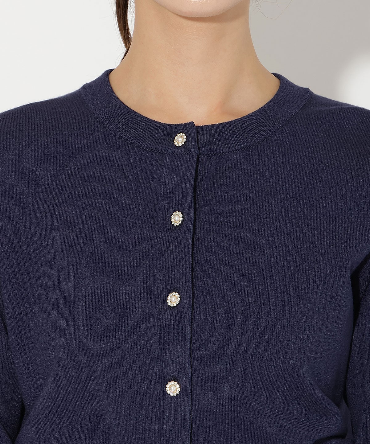 ビジューボタンクルーネックカーディガン