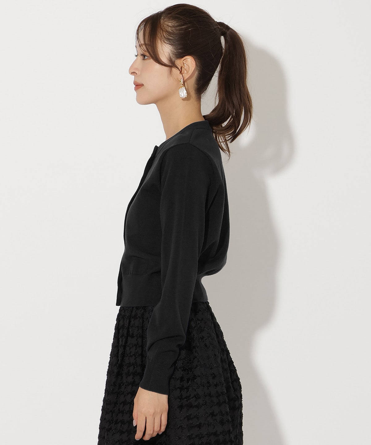 ビジューボタンクルーネックカーディガン