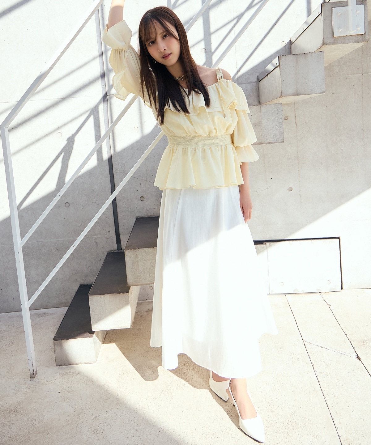 【先行予約受付中】オフショルフリルブラウス