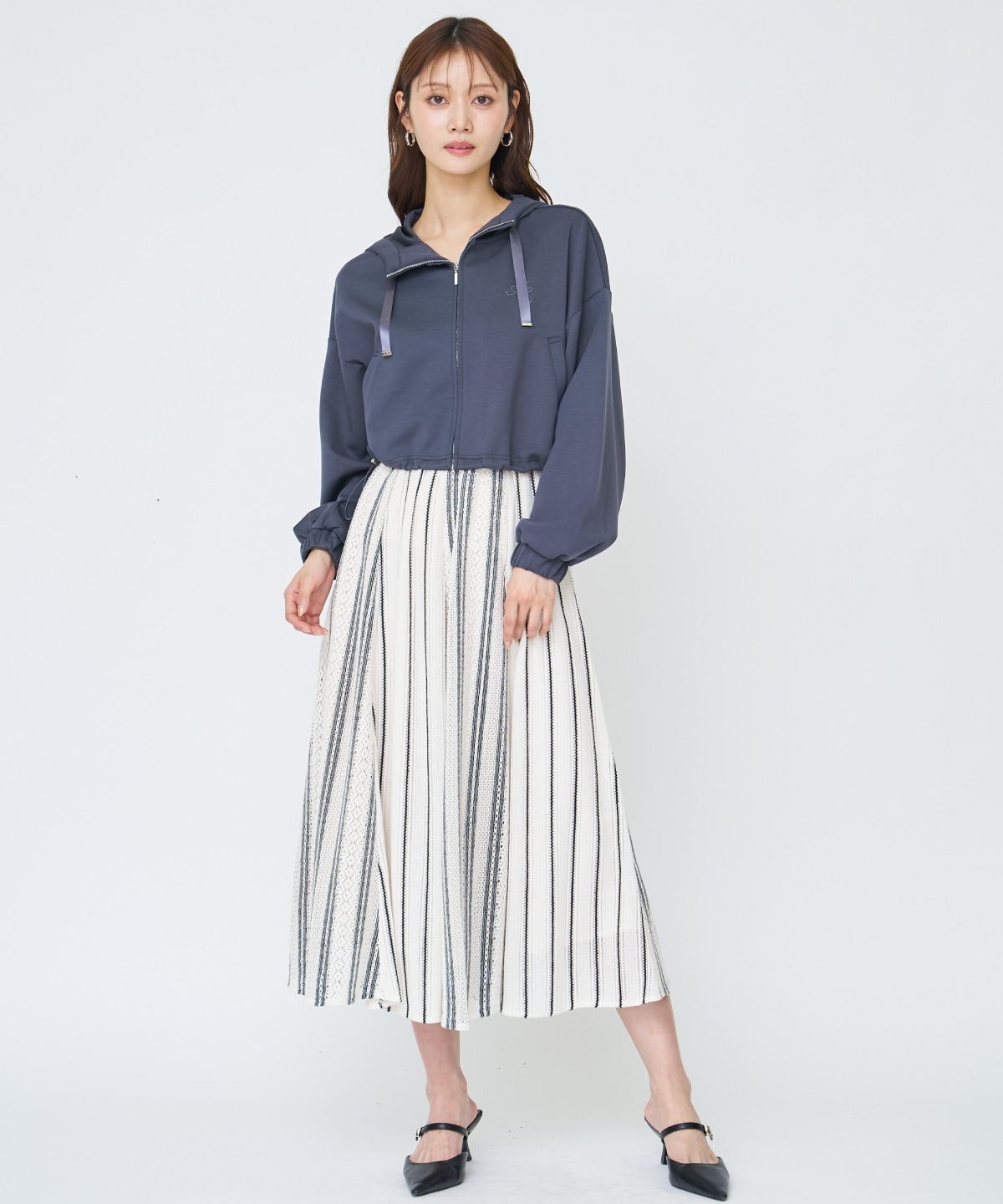 【先行予約受付中】ロゴ刺繍ZIPパーカー