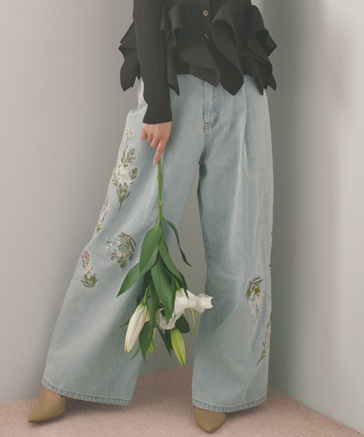【先行予約受付中】ビジュー付き刺繍デニムパンツ