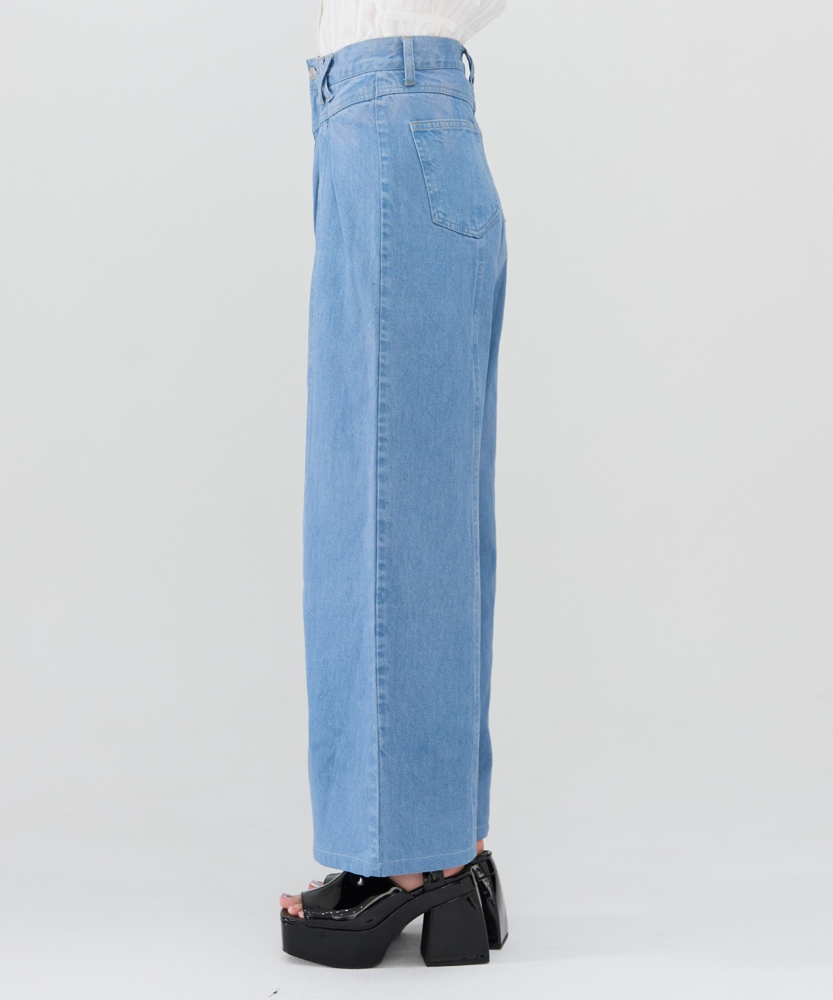 ロゴ刺繍タックデニムパンツ