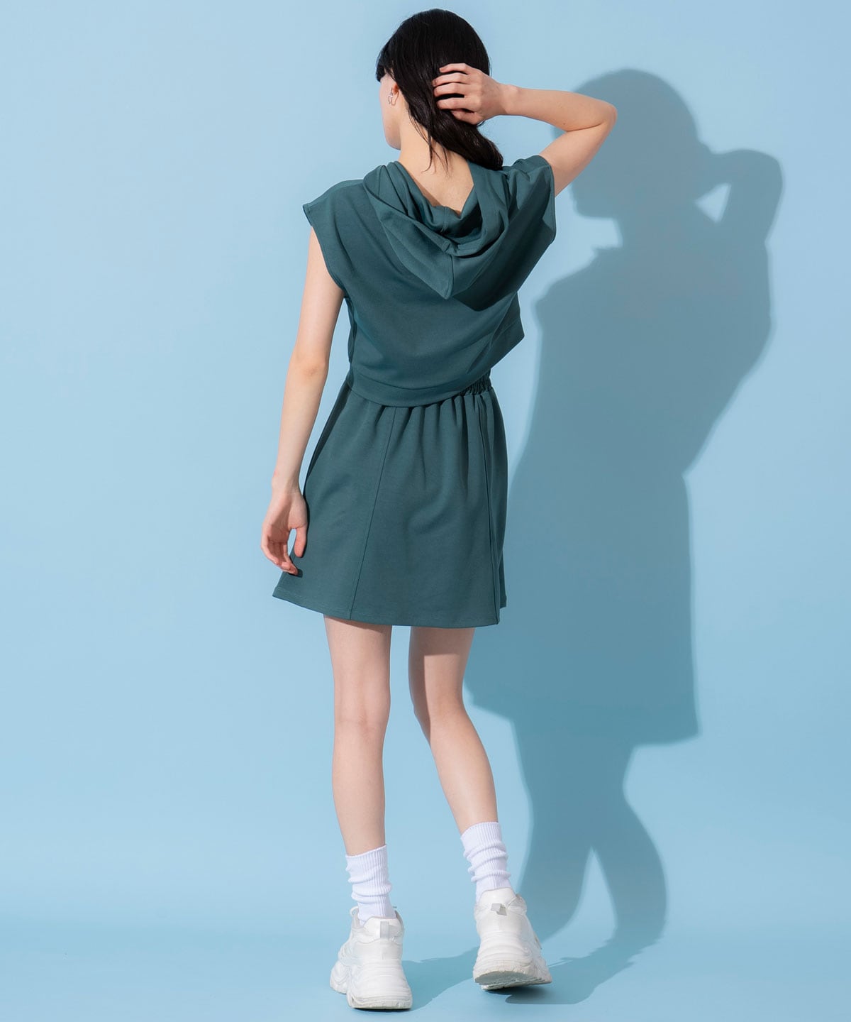 エンブレム刺繍フーディー×フレアスカートセットアップ