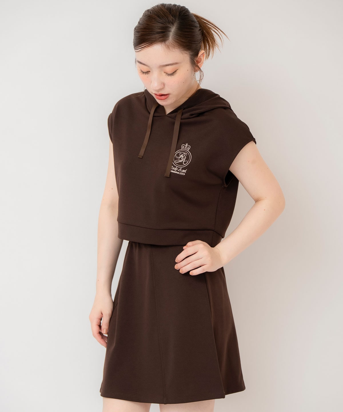 エンブレム刺繍フーディー×フレアスカートセットアップ