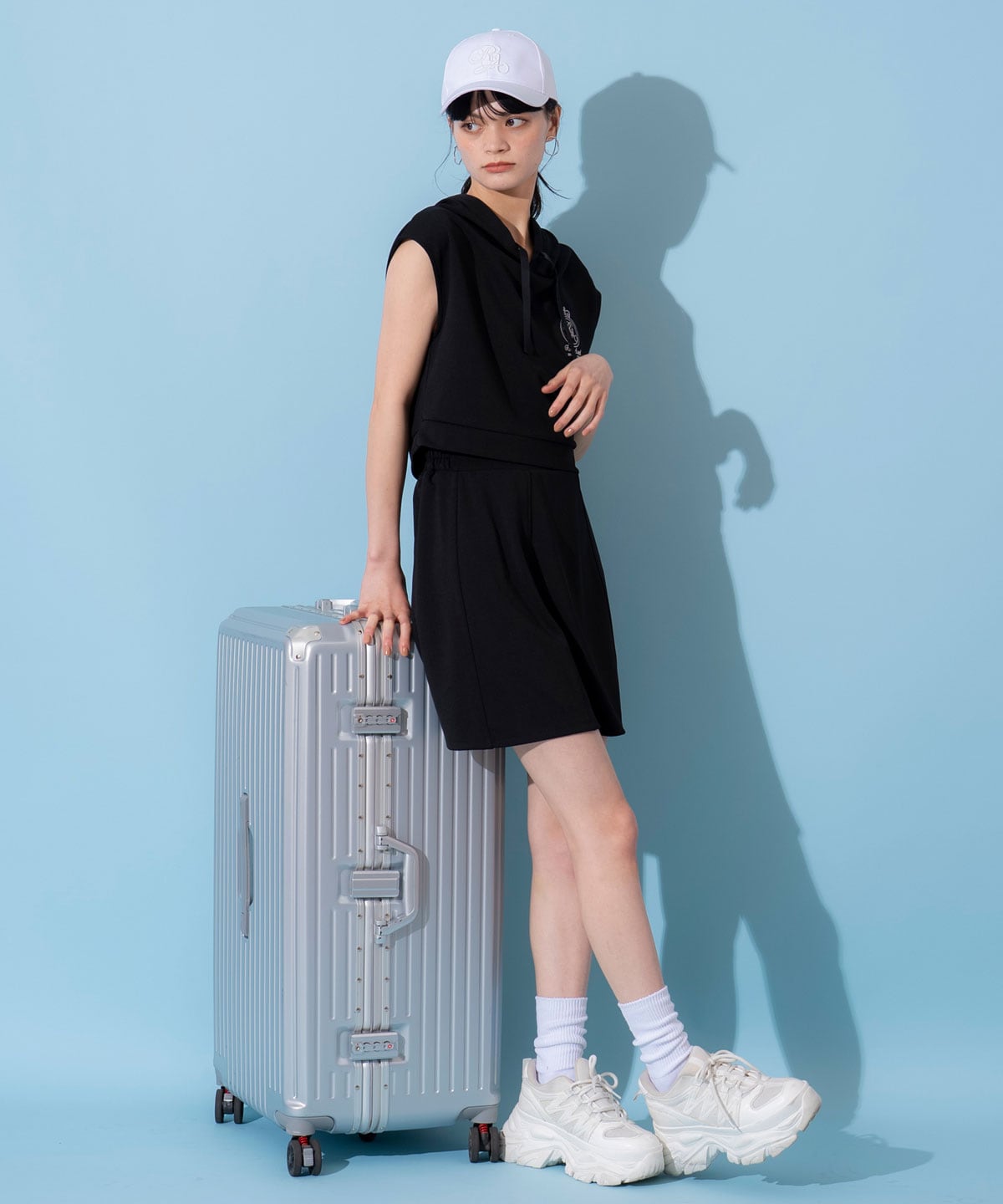 エンブレム刺繍フーディー×フレアスカートセットアップ