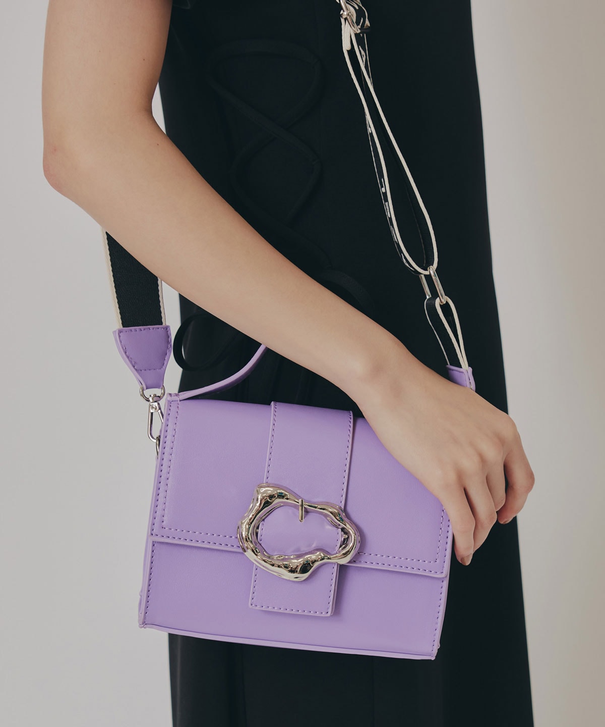 バックルデザインロゴストラップミニバッグ