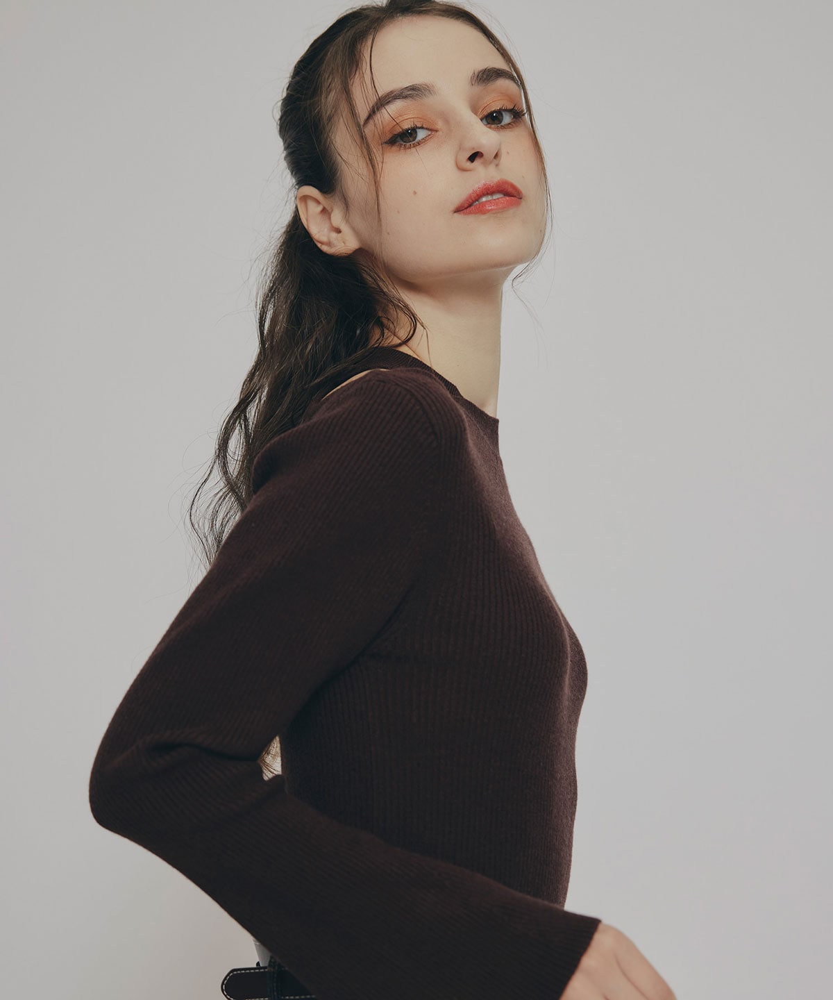 カットアウトリブニットトップス