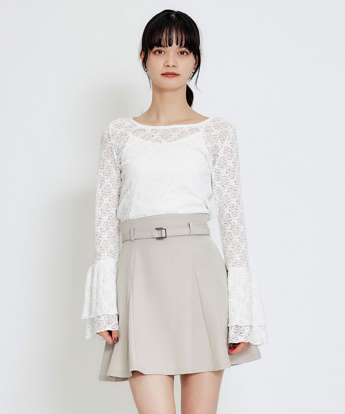 ボリュームスリーブシアーレースブラウス×ベーシックキャミソール