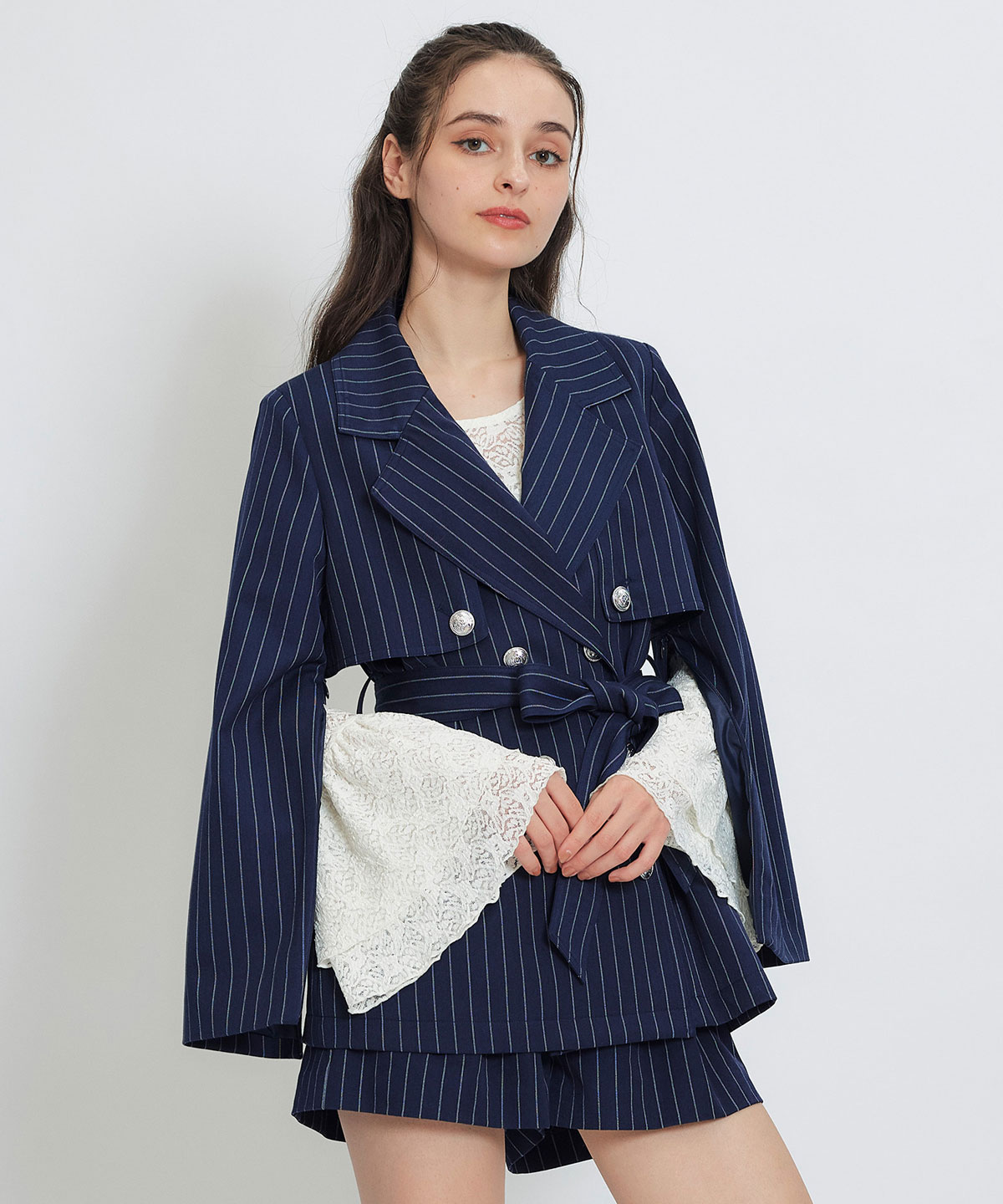 ボリュームスリーブシアーレースブラウス×ベーシックキャミソール