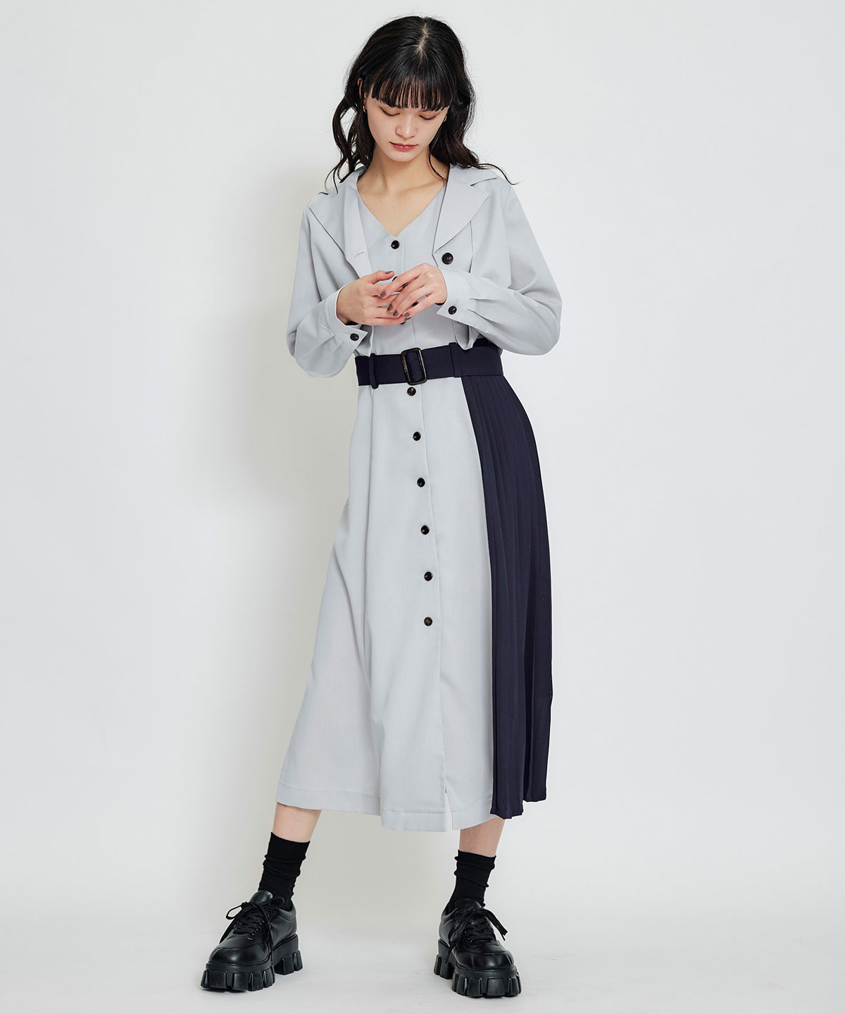 トレンチディティールショートシャツジャケット×バイカラープリーツフレアロングワンピースセットアップ