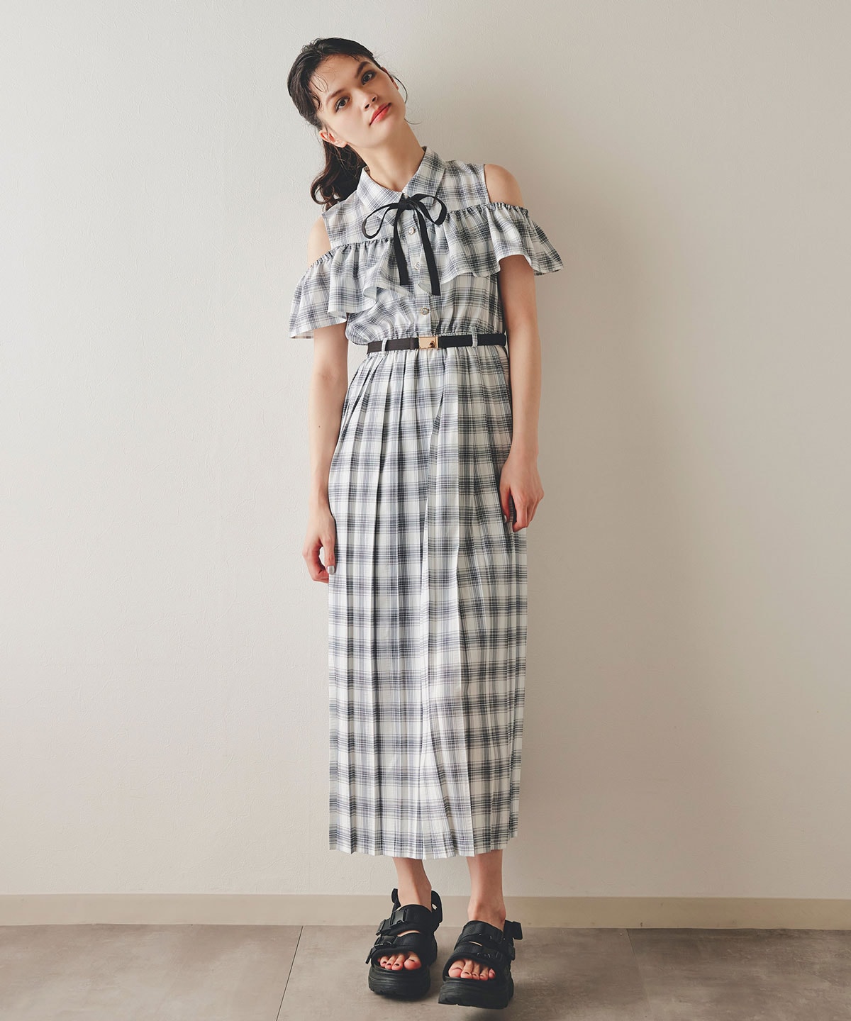 オープンショルダーチェックプリーツロングワンピース