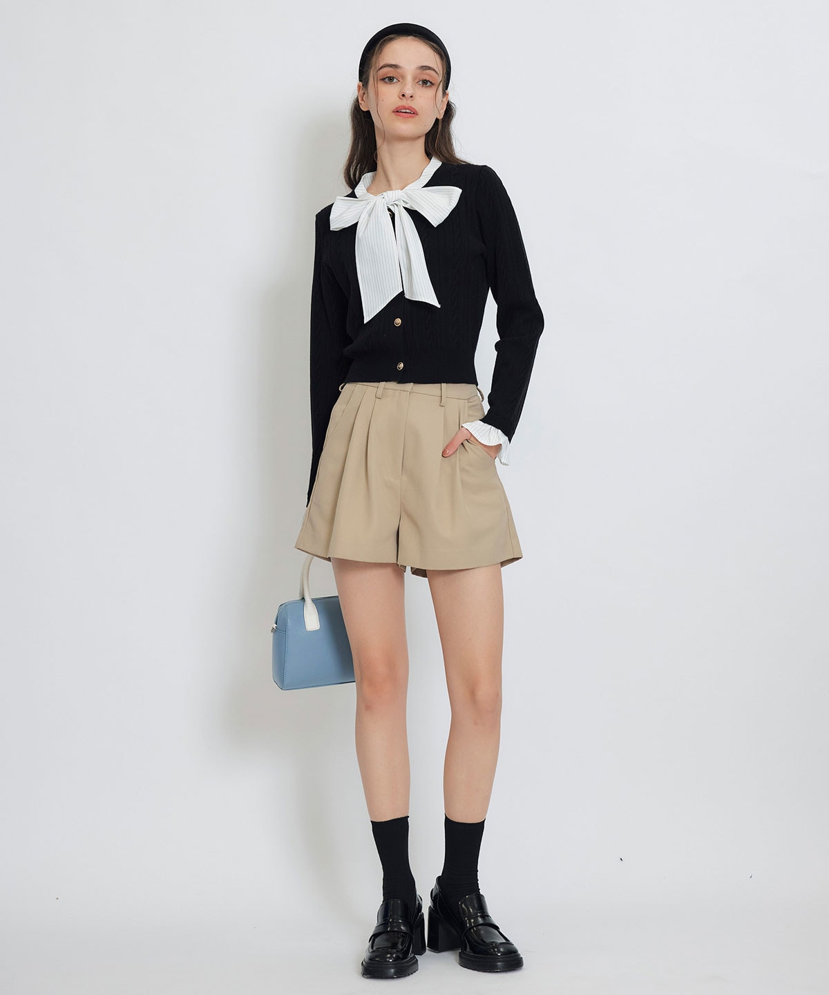 エンブレムボタンケーブルリボンタイニットトップス