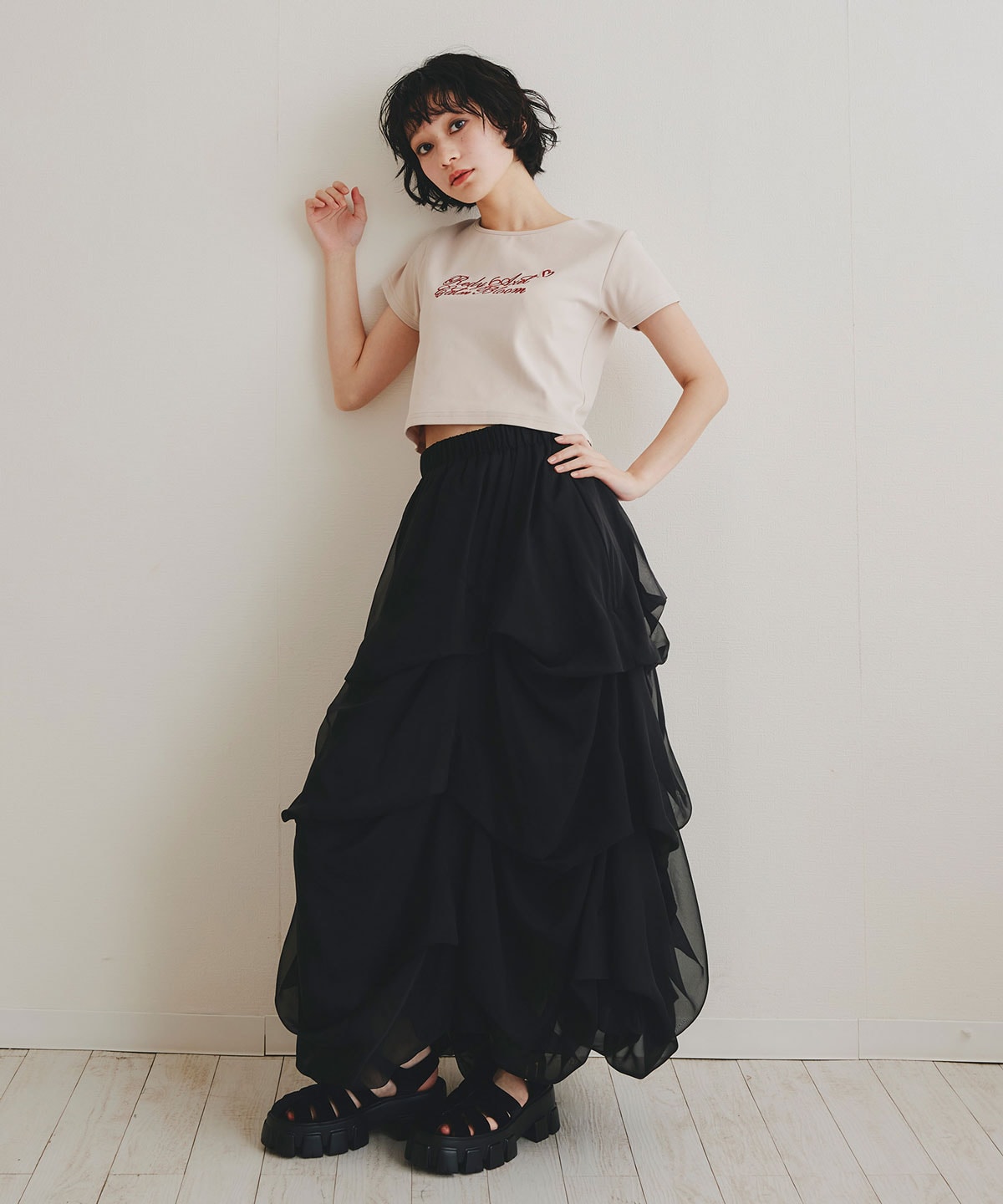 カリグラフィーロゴエンブロイダリークロップドTシャツ
