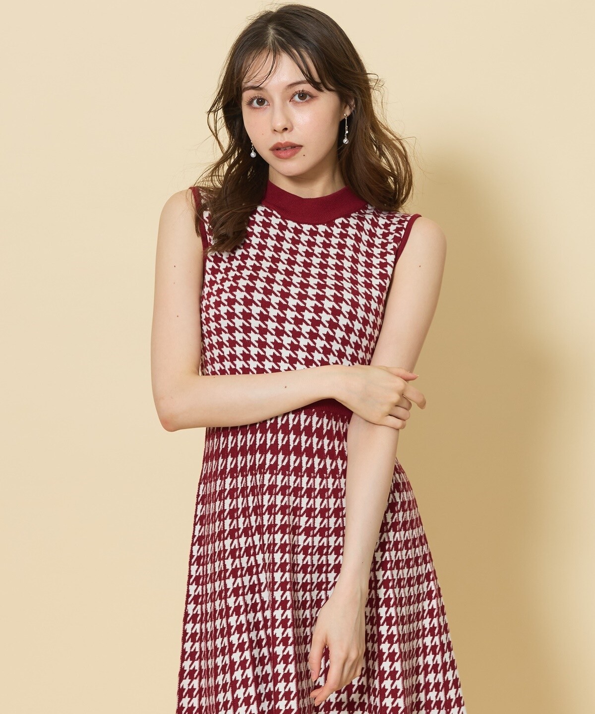 ボトルネック千鳥柄ノースリーブニットワンピース(F ボルドー  