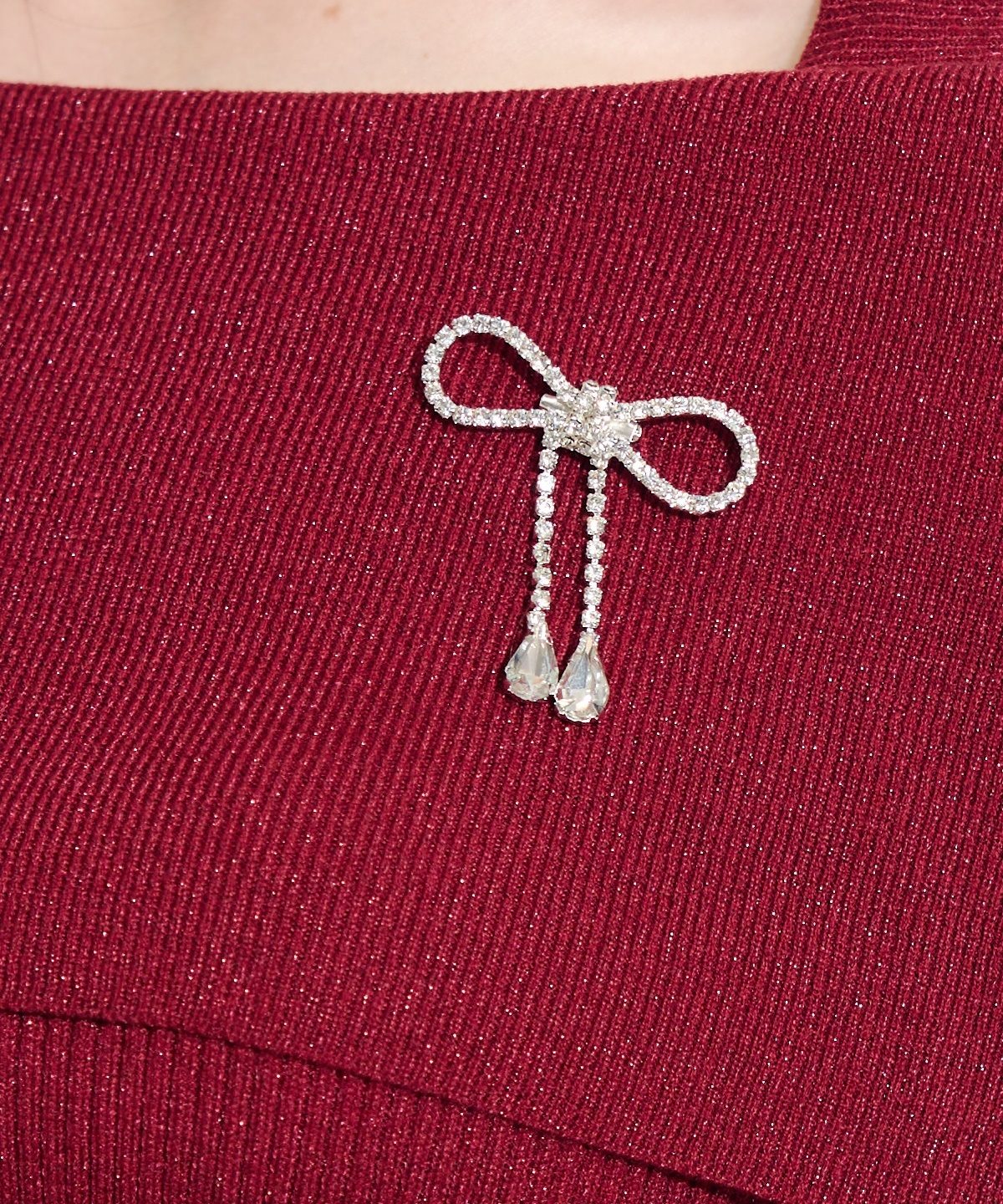 セレクトモチーフブローチ付きオフショルラメニットプルオーバー