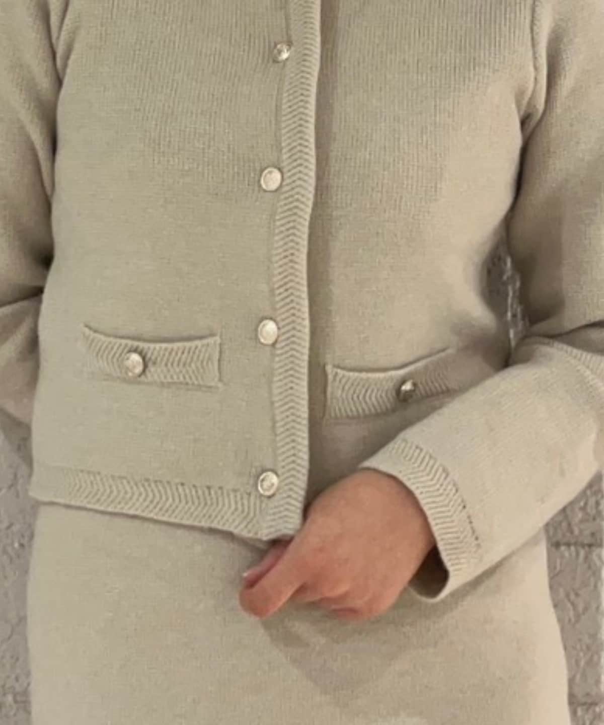 金ボタン付ニットセットアップ