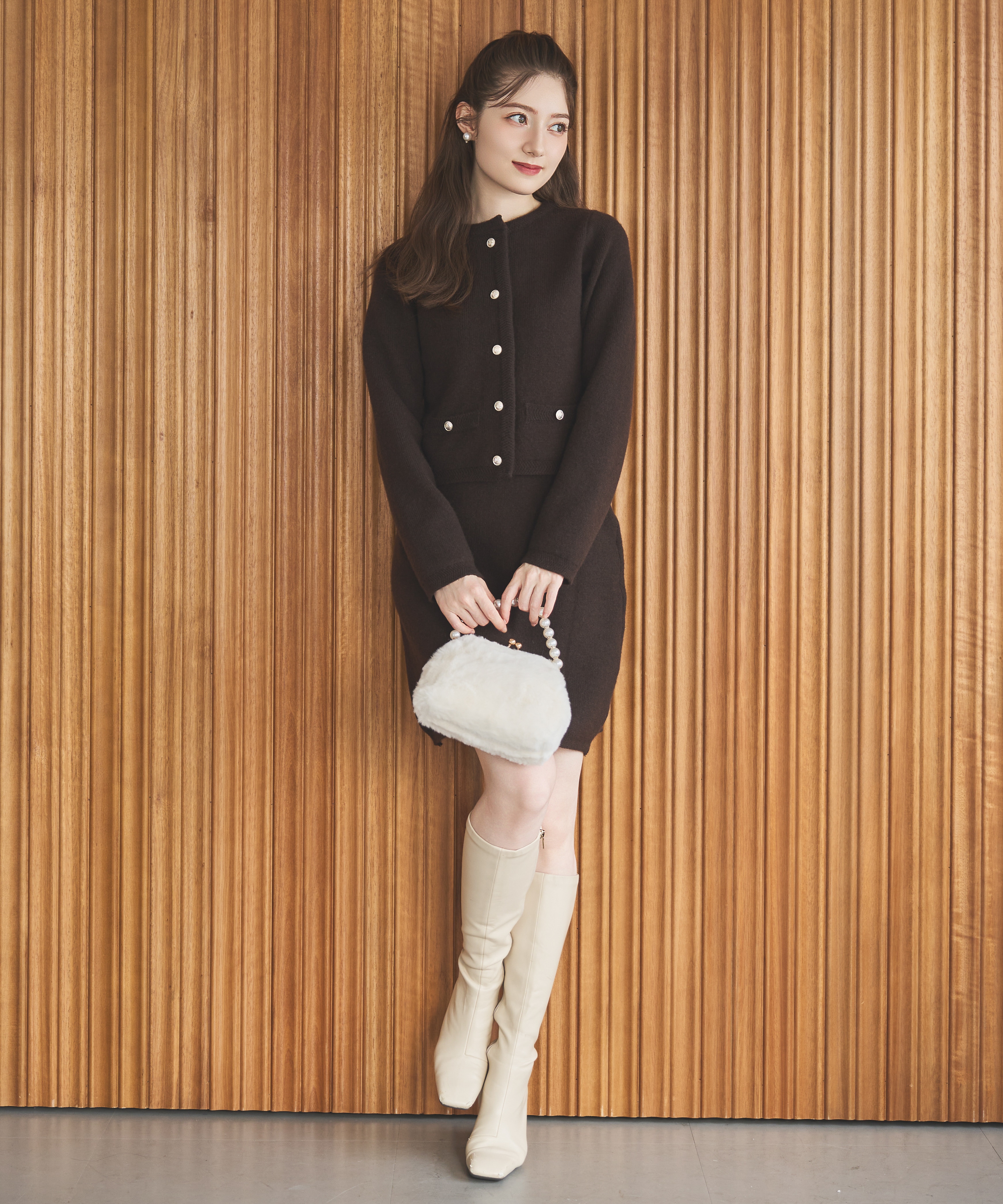 金ボタン付ニットセットアップ